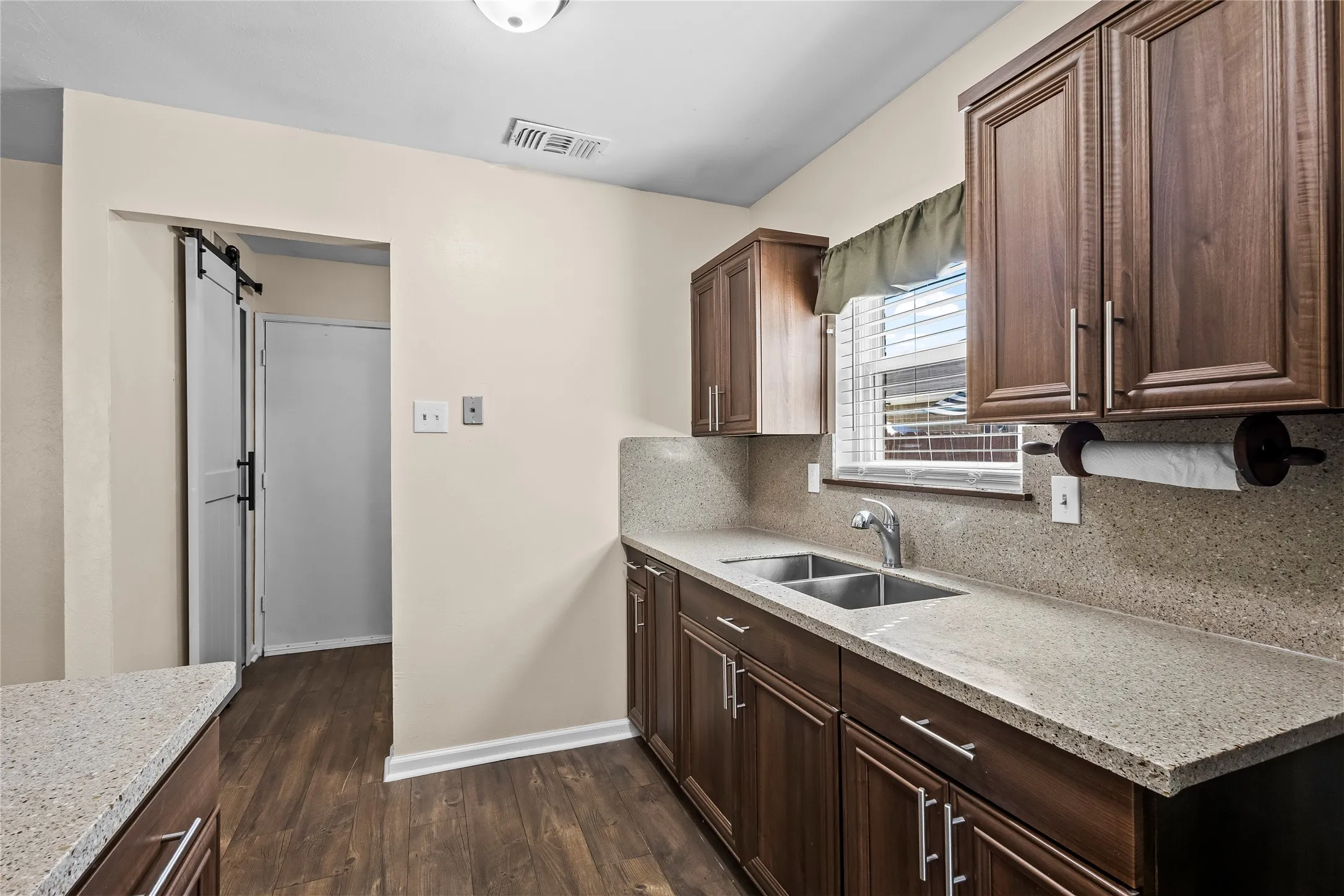 Single Family Residence For Sale in Dallas County , 3505 S Columbine Lane, Grand Prairie, Texas 75052, 3 Bedroom, 2 Bathroom, 2 Garage spaces, 1,528 Sqft, built in 1973, mls#21391384, Real Estate Agent in Grand Prairie, Homes For Sale in Dallas county, Homes For Sale in Grand Prairie, Realtor in Grand Prairie Texas, Real Estate Brokerage Independent Realty Texas, Luminita Cordes Realtor