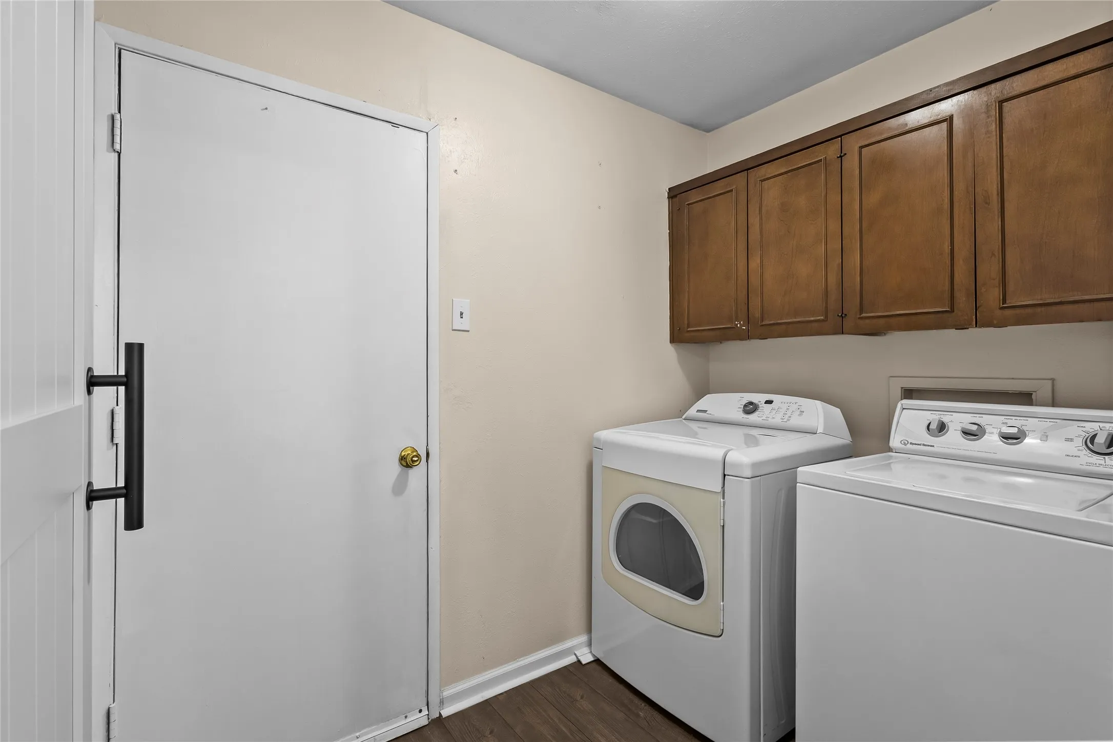 Single Family Residence For Sale in Dallas County , 3505 S Columbine Lane, Grand Prairie, Texas 75052, 3 Bedroom, 2 Bathroom, 2 Garage spaces, 1,528 Sqft, built in 1973, mls#21391384, Real Estate Agent in Grand Prairie, Homes For Sale in Dallas county, Homes For Sale in Grand Prairie, Realtor in Grand Prairie Texas, Real Estate Brokerage Independent Realty Texas, Luminita Cordes Realtor