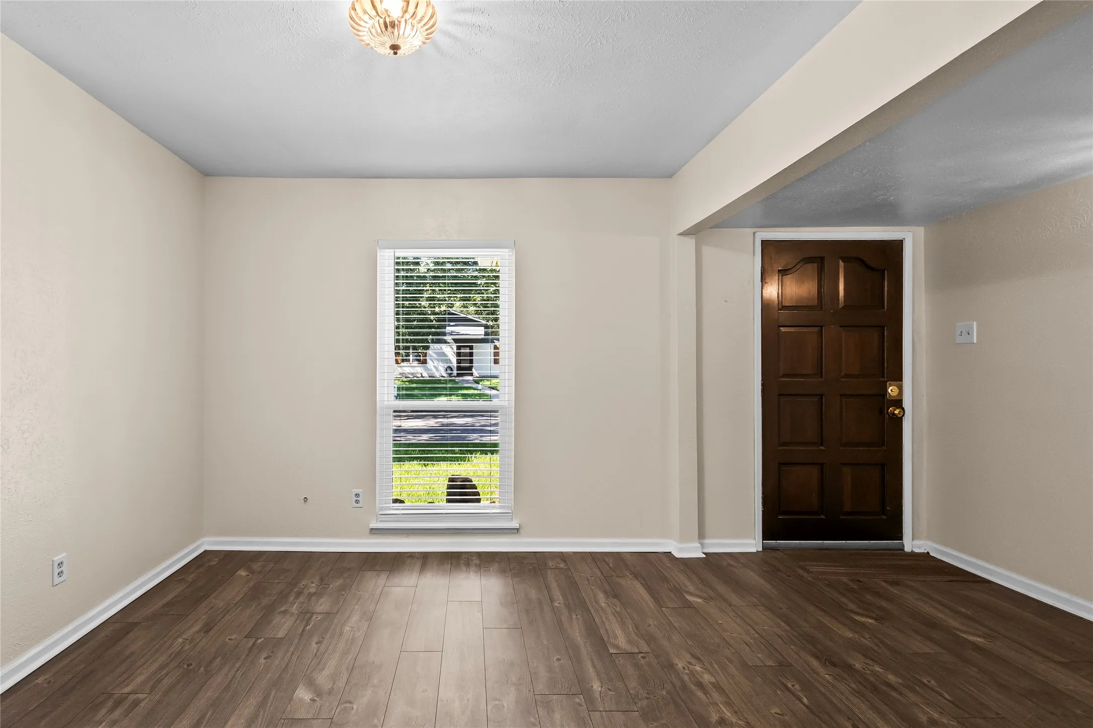Single Family Residence For Sale in Dallas County , 3505 S Columbine Lane, Grand Prairie, Texas 75052, 3 Bedroom, 2 Bathroom, 2 Garage spaces, 1,528 Sqft, built in 1973, mls#21391384, Real Estate Agent in Grand Prairie, Homes For Sale in Dallas county, Homes For Sale in Grand Prairie, Realtor in Grand Prairie Texas, Real Estate Brokerage Independent Realty Texas, Luminita Cordes Realtor
