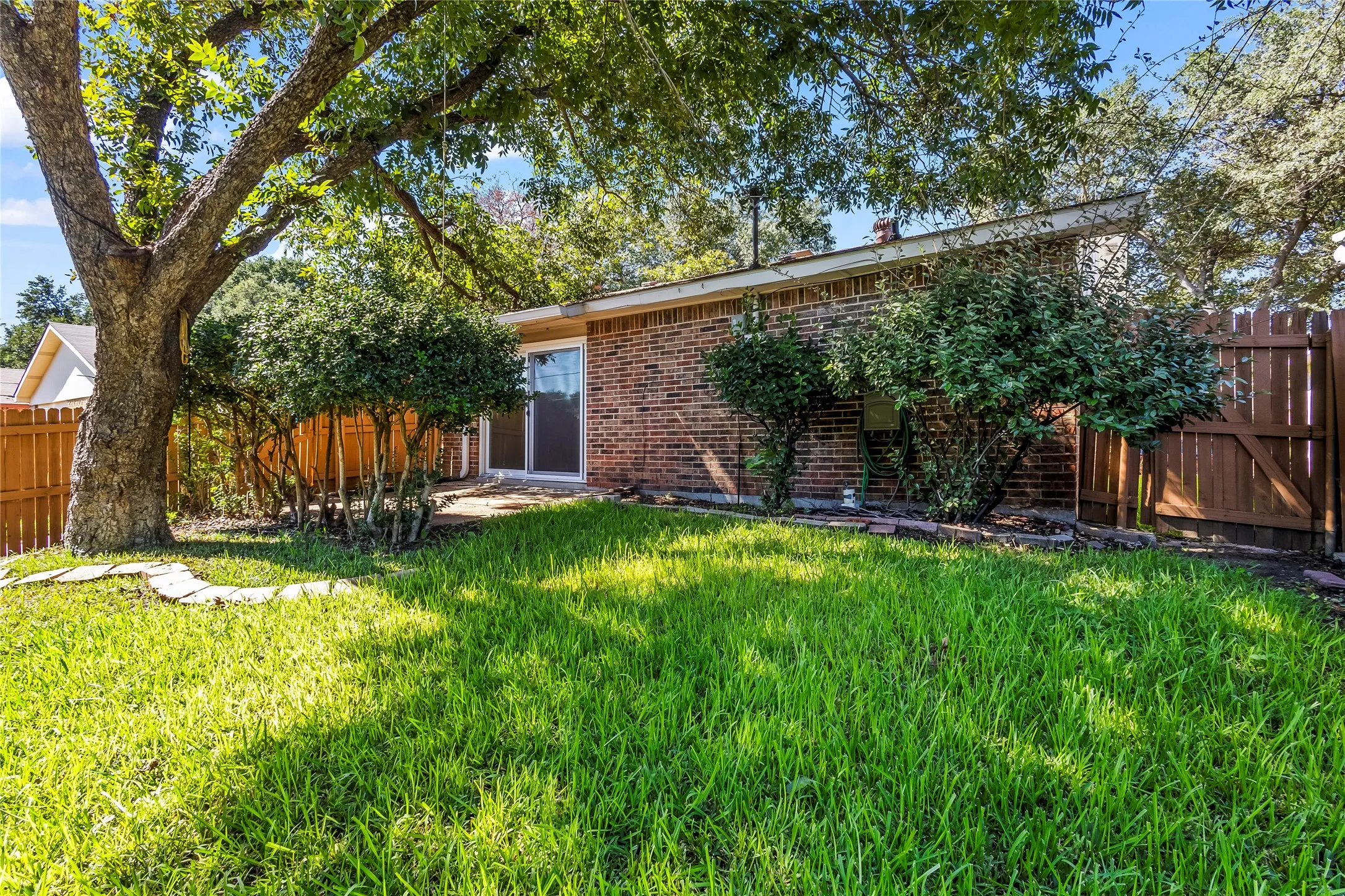 Single Family Residence For Sale in Dallas County , 3505 S Columbine Lane, Grand Prairie, Texas 75052, 3 Bedroom, 2 Bathroom, 2 Garage spaces, 1,528 Sqft, built in 1973, mls#21391384, Real Estate Agent in Grand Prairie, Homes For Sale in Dallas county, Homes For Sale in Grand Prairie, Realtor in Grand Prairie Texas, Real Estate Brokerage Independent Realty Texas, Luminita Cordes Realtor