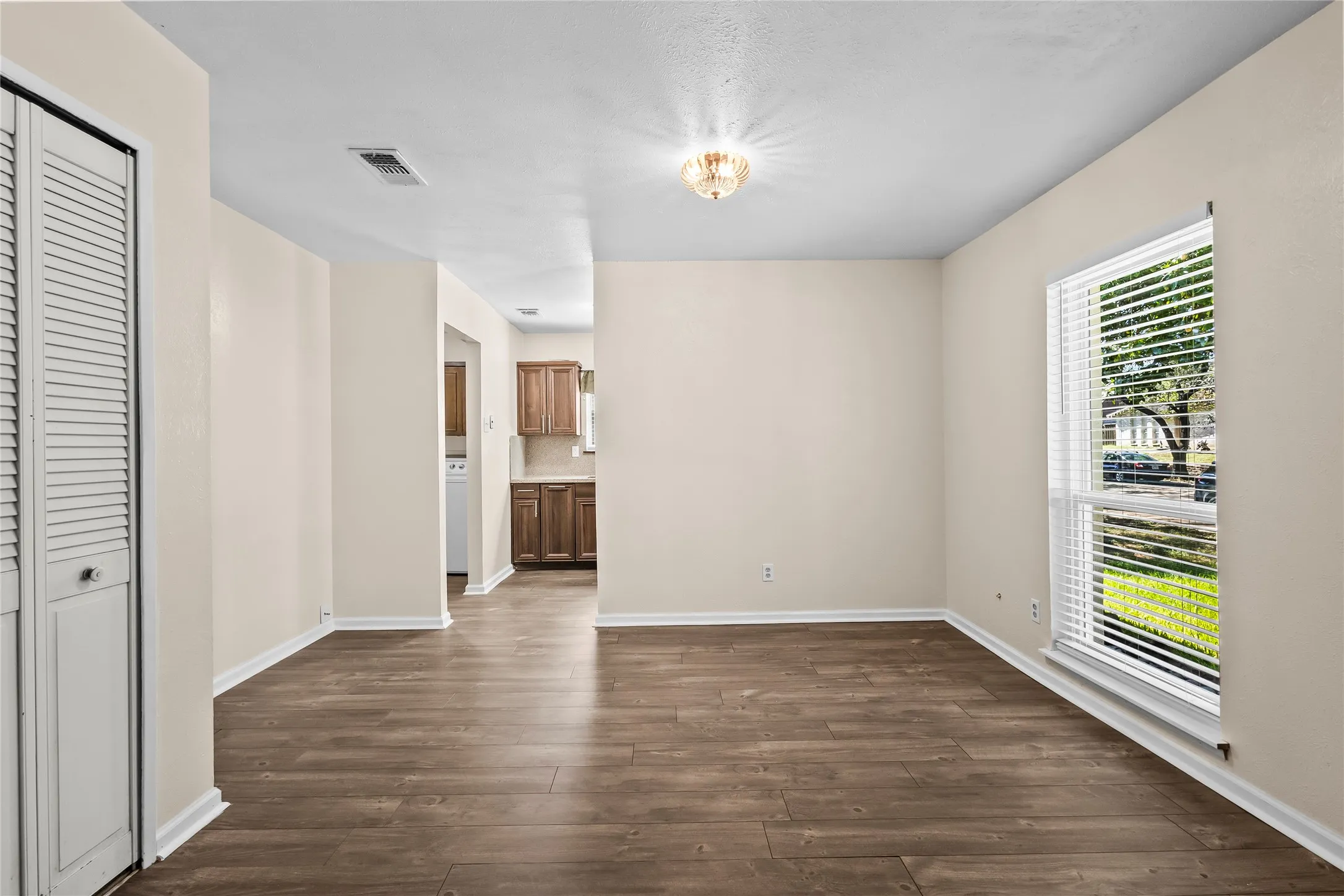 Single Family Residence For Sale in Dallas County , 3505 S Columbine Lane, Grand Prairie, Texas 75052, 3 Bedroom, 2 Bathroom, 2 Garage spaces, 1,528 Sqft, built in 1973, mls#21391384, Real Estate Agent in Grand Prairie, Homes For Sale in Dallas county, Homes For Sale in Grand Prairie, Realtor in Grand Prairie Texas, Real Estate Brokerage Independent Realty Texas, Luminita Cordes Realtor