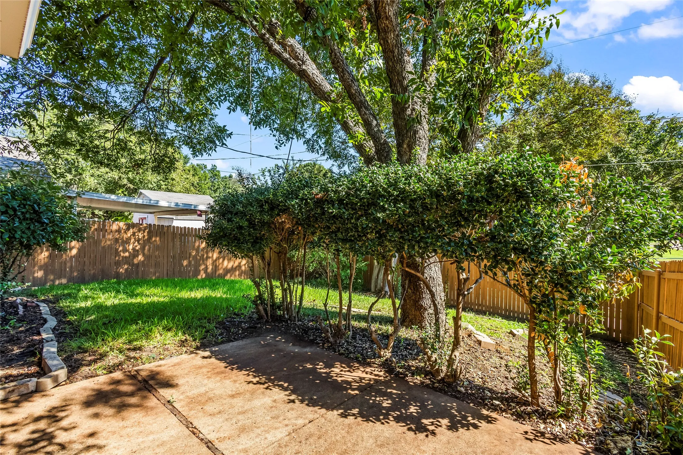 Single Family Residence For Sale in Dallas County , 3505 S Columbine Lane, Grand Prairie, Texas 75052, 3 Bedroom, 2 Bathroom, 2 Garage spaces, 1,528 Sqft, built in 1973, mls#21391384, Real Estate Agent in Grand Prairie, Homes For Sale in Dallas county, Homes For Sale in Grand Prairie, Realtor in Grand Prairie Texas, Real Estate Brokerage Independent Realty Texas, Luminita Cordes Realtor