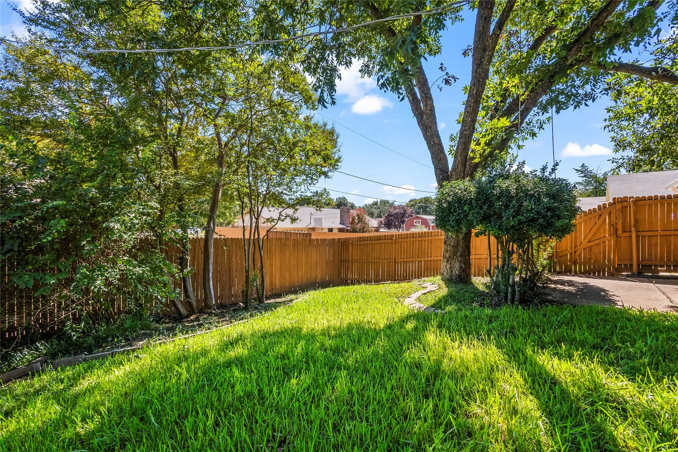Single Family Residence For Sale in Dallas County , 3505 S Columbine Lane, Grand Prairie, Texas 75052, 3 Bedroom, 2 Bathroom, 2 Garage spaces, 1,528 Sqft, built in 1973, mls#21391384, Real Estate Agent in Grand Prairie, Homes For Sale in Dallas county, Homes For Sale in Grand Prairie, Realtor in Grand Prairie Texas, Real Estate Brokerage Independent Realty Texas, Luminita Cordes Realtor