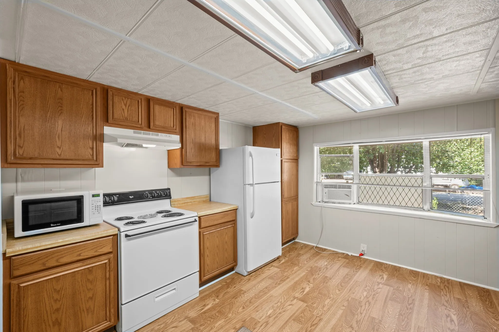 Mobile Home For Sale in Hood County , 1709 E Apache Trail, Granbury, Texas 76048, 2 Bedroom, 2 Bathroom, Garage spaces, 952 Sqft, built in 1977, mls#21389888, Real Estate Agent in Granbury, Homes For Sale in Hood county, Homes For Sale in Granbury, Realtor in Granbury Texas, Real Estate Brokerage Independent Realty Texas, Luminita Cordes Realtor