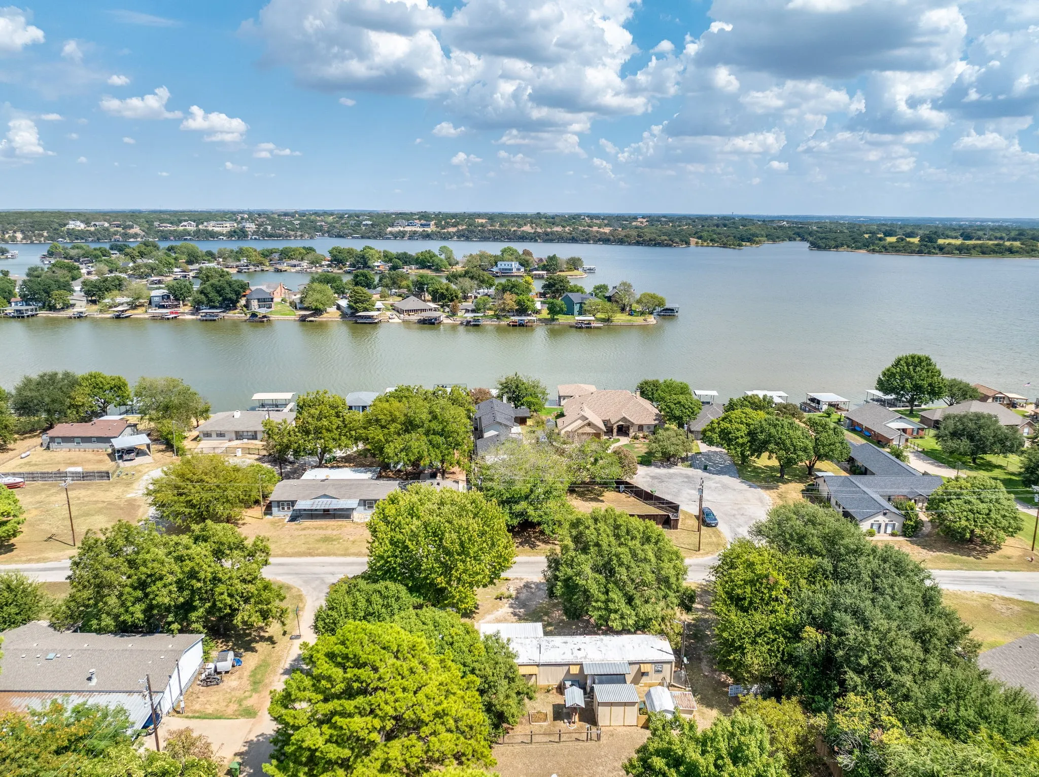 Mobile Home For Sale in Hood County , 1709 E Apache Trail, Granbury, Texas 76048, 2 Bedroom, 2 Bathroom, Garage spaces, 952 Sqft, built in 1977, mls#21389888, Real Estate Agent in Granbury, Homes For Sale in Hood county, Homes For Sale in Granbury, Realtor in Granbury Texas, Real Estate Brokerage Independent Realty Texas, Luminita Cordes Realtor