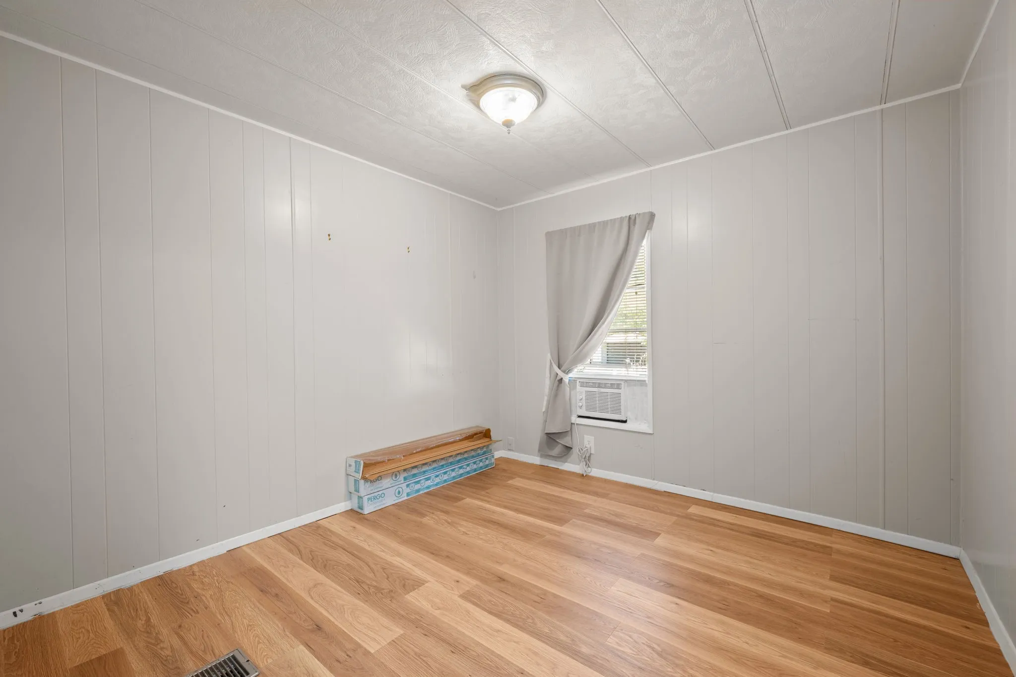 Mobile Home For Sale in Hood County , 1709 E Apache Trail, Granbury, Texas 76048, 2 Bedroom, 2 Bathroom, Garage spaces, 952 Sqft, built in 1977, mls#21389888, Real Estate Agent in Granbury, Homes For Sale in Hood county, Homes For Sale in Granbury, Realtor in Granbury Texas, Real Estate Brokerage Independent Realty Texas, Luminita Cordes Realtor