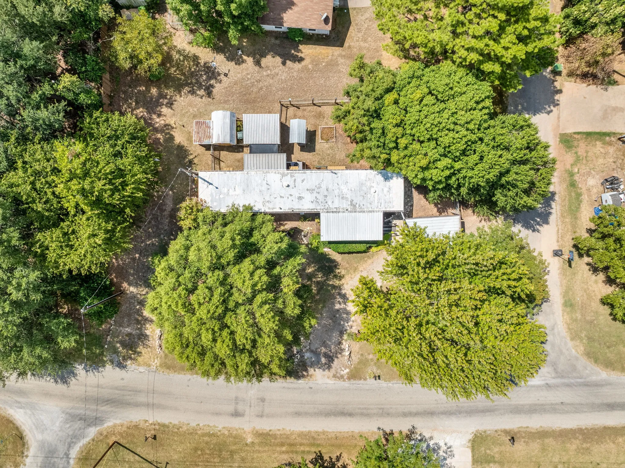 Mobile Home For Sale in Hood County , 1709 E Apache Trail, Granbury, Texas 76048, 2 Bedroom, 2 Bathroom, Garage spaces, 952 Sqft, built in 1977, mls#21389888, Real Estate Agent in Granbury, Homes For Sale in Hood county, Homes For Sale in Granbury, Realtor in Granbury Texas, Real Estate Brokerage Independent Realty Texas, Luminita Cordes Realtor