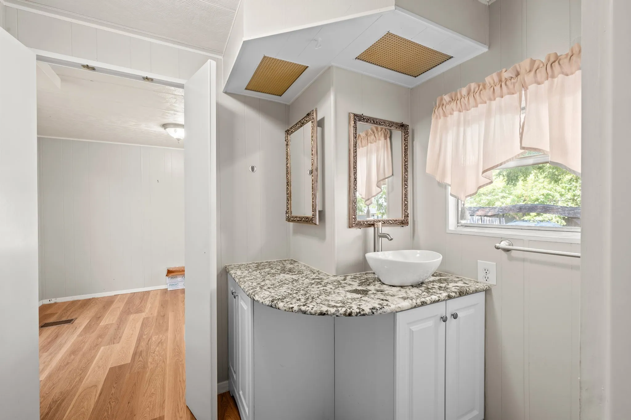 Mobile Home For Sale in Hood County , 1709 E Apache Trail, Granbury, Texas 76048, 2 Bedroom, 2 Bathroom, Garage spaces, 952 Sqft, built in 1977, mls#21389888, Real Estate Agent in Granbury, Homes For Sale in Hood county, Homes For Sale in Granbury, Realtor in Granbury Texas, Real Estate Brokerage Independent Realty Texas, Luminita Cordes Realtor