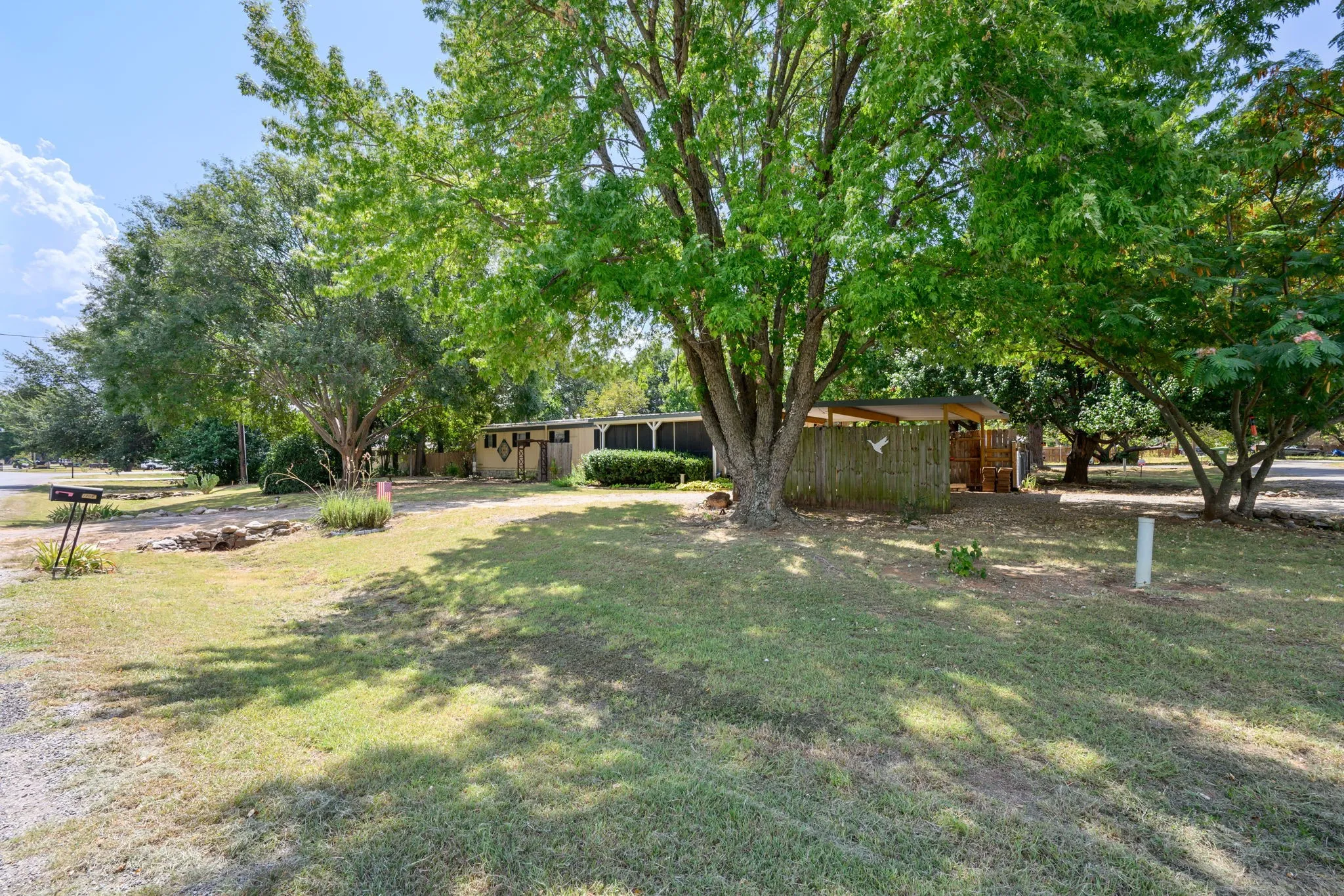 Mobile Home For Sale in Hood County , 1709 E Apache Trail, Granbury, Texas 76048, 2 Bedroom, 2 Bathroom, Garage spaces, 952 Sqft, built in 1977, mls#21389888, Real Estate Agent in Granbury, Homes For Sale in Hood county, Homes For Sale in Granbury, Realtor in Granbury Texas, Real Estate Brokerage Independent Realty Texas, Luminita Cordes Realtor