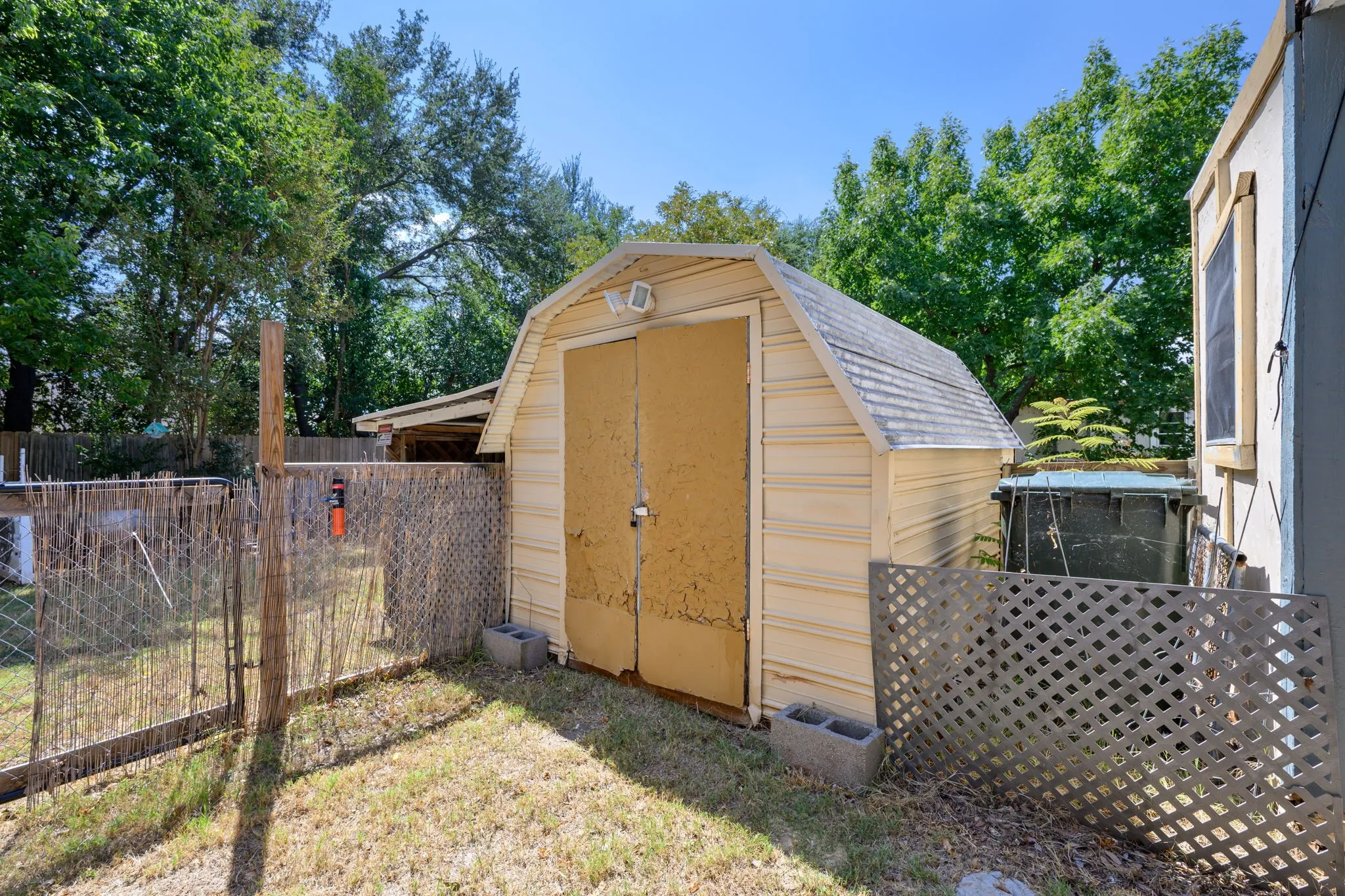 Mobile Home For Sale in Hood County , 1709 E Apache Trail, Granbury, Texas 76048, 2 Bedroom, 2 Bathroom, Garage spaces, 952 Sqft, built in 1977, mls#21389888, Real Estate Agent in Granbury, Homes For Sale in Hood county, Homes For Sale in Granbury, Realtor in Granbury Texas, Real Estate Brokerage Independent Realty Texas, Luminita Cordes Realtor