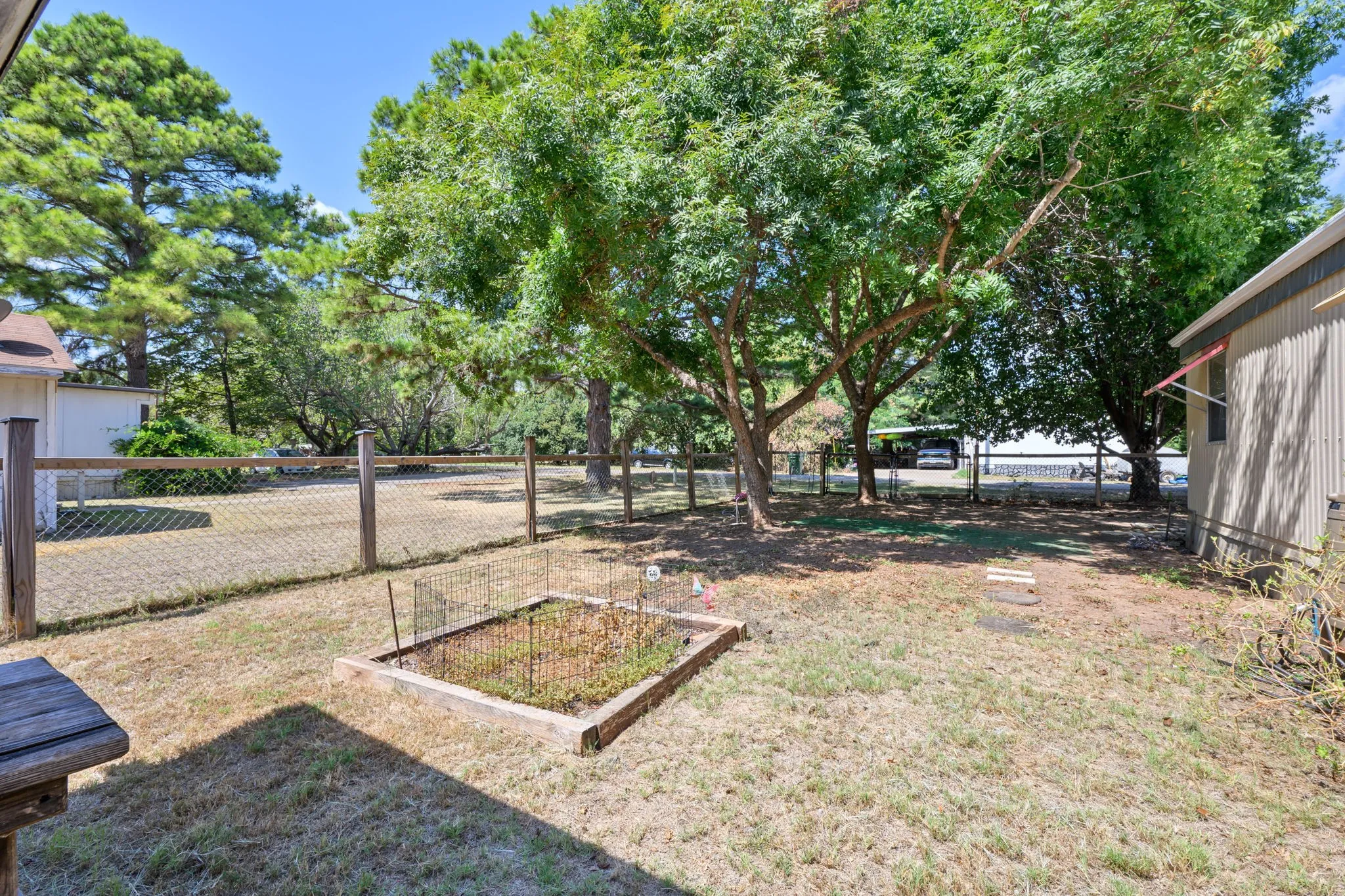 Mobile Home For Sale in Hood County , 1709 E Apache Trail, Granbury, Texas 76048, 2 Bedroom, 2 Bathroom, Garage spaces, 952 Sqft, built in 1977, mls#21389888, Real Estate Agent in Granbury, Homes For Sale in Hood county, Homes For Sale in Granbury, Realtor in Granbury Texas, Real Estate Brokerage Independent Realty Texas, Luminita Cordes Realtor