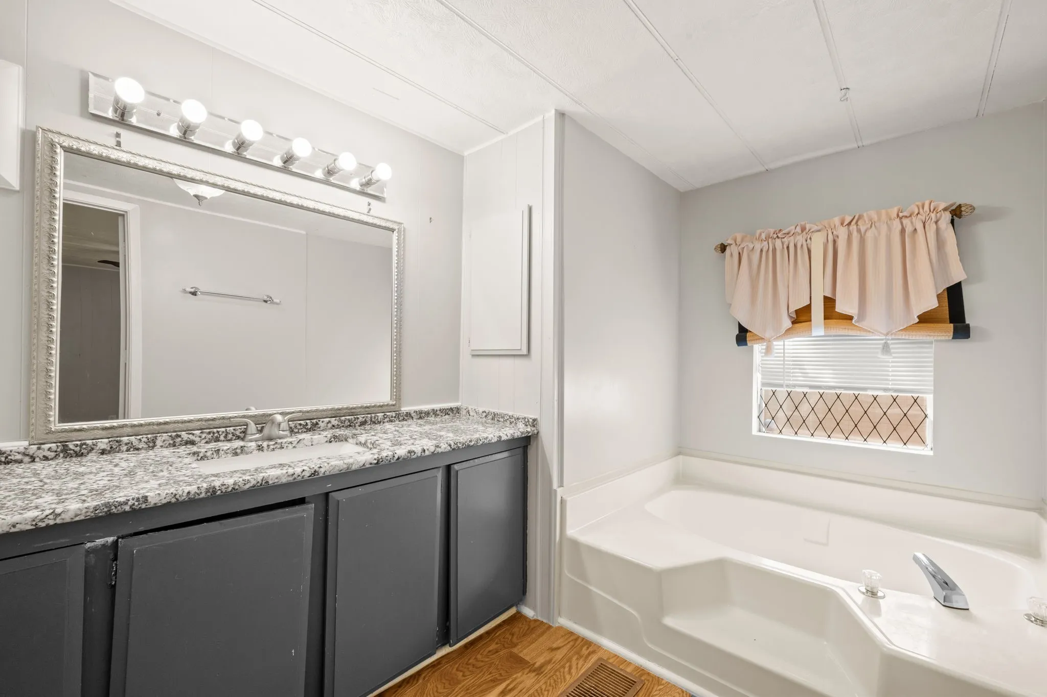 Mobile Home For Sale in Hood County , 1709 E Apache Trail, Granbury, Texas 76048, 2 Bedroom, 2 Bathroom, Garage spaces, 952 Sqft, built in 1977, mls#21389888, Real Estate Agent in Granbury, Homes For Sale in Hood county, Homes For Sale in Granbury, Realtor in Granbury Texas, Real Estate Brokerage Independent Realty Texas, Luminita Cordes Realtor