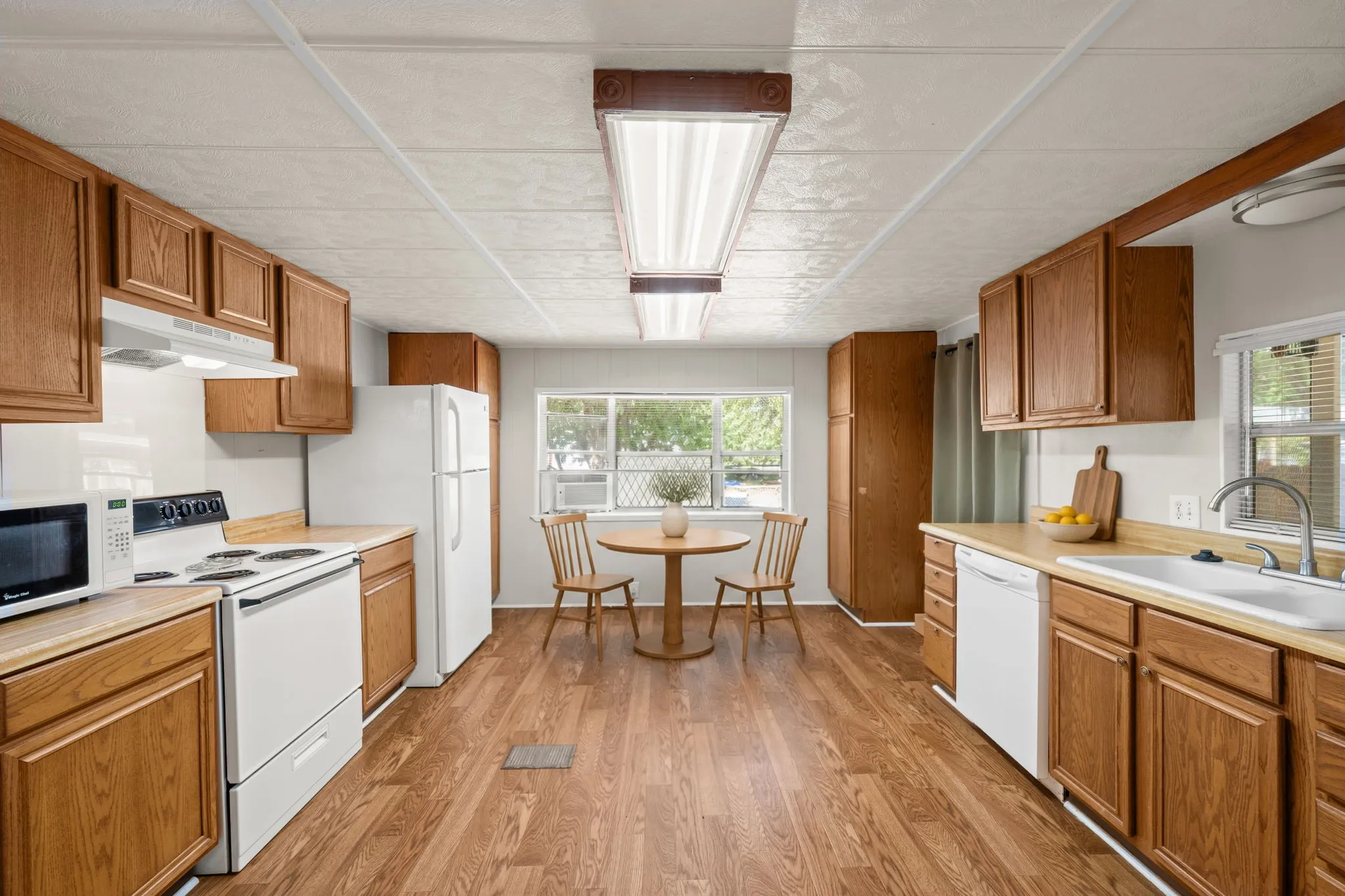 Mobile Home For Sale in Hood County , 1709 E Apache Trail, Granbury, Texas 76048, 2 Bedroom, 2 Bathroom, Garage spaces, 952 Sqft, built in 1977, mls#21389888, Real Estate Agent in Granbury, Homes For Sale in Hood county, Homes For Sale in Granbury, Realtor in Granbury Texas, Real Estate Brokerage Independent Realty Texas, Luminita Cordes Realtor