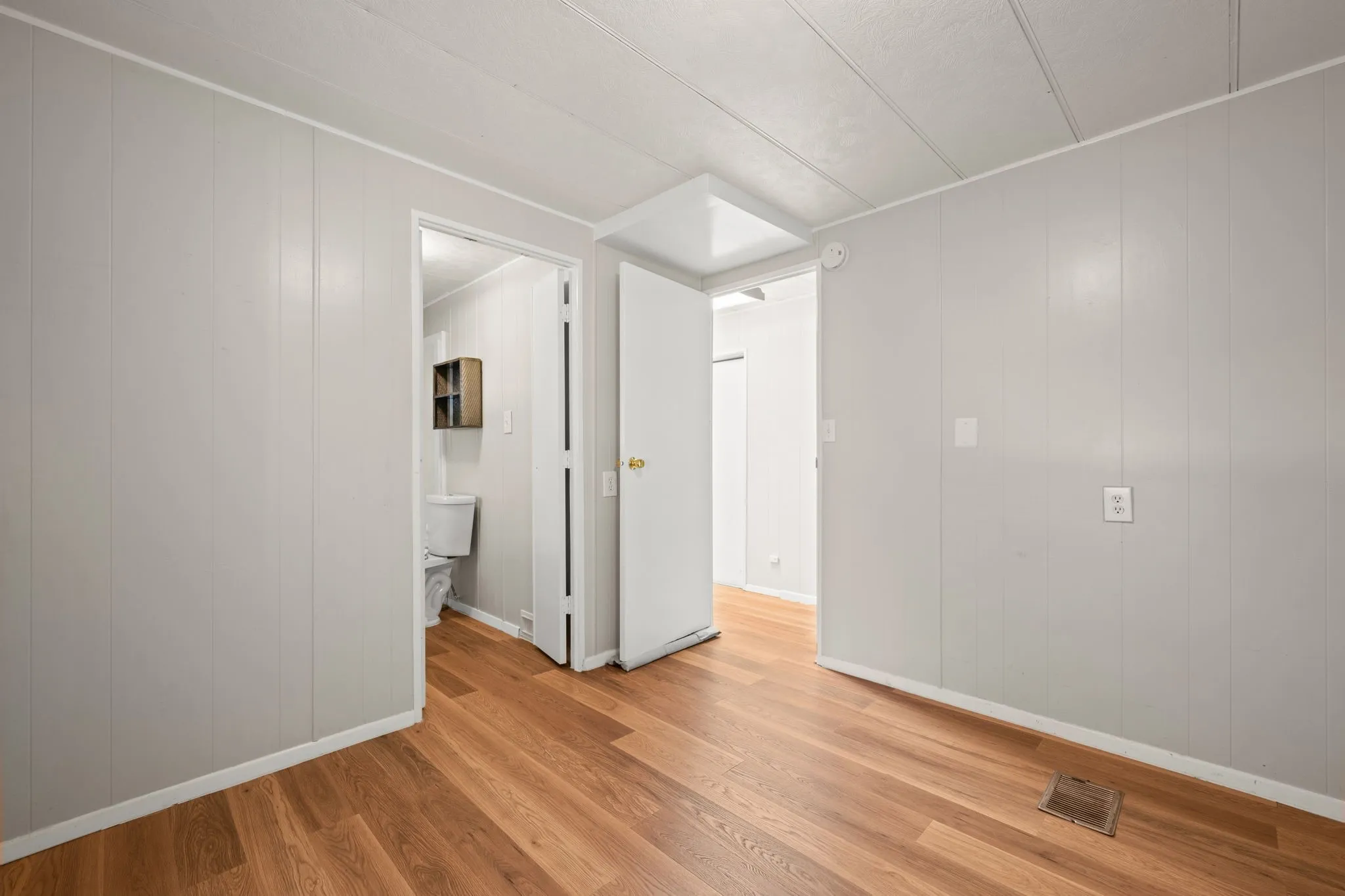 Mobile Home For Sale in Hood County , 1709 E Apache Trail, Granbury, Texas 76048, 2 Bedroom, 2 Bathroom, Garage spaces, 952 Sqft, built in 1977, mls#21389888, Real Estate Agent in Granbury, Homes For Sale in Hood county, Homes For Sale in Granbury, Realtor in Granbury Texas, Real Estate Brokerage Independent Realty Texas, Luminita Cordes Realtor