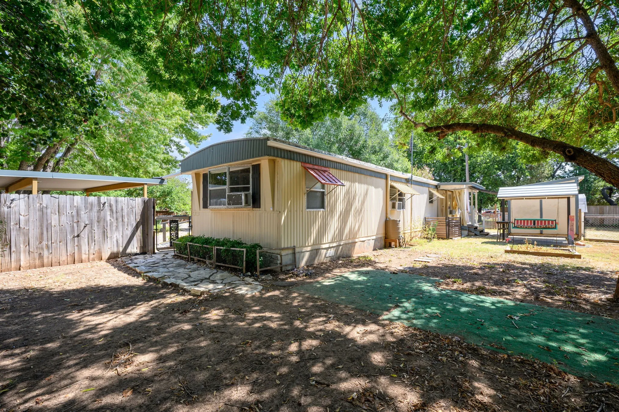 Mobile Home For Sale in Hood County , 1709 E Apache Trail, Granbury, Texas 76048, 2 Bedroom, 2 Bathroom, Garage spaces, 952 Sqft, built in 1977, mls#21389888, Real Estate Agent in Granbury, Homes For Sale in Hood county, Homes For Sale in Granbury, Realtor in Granbury Texas, Real Estate Brokerage Independent Realty Texas, Luminita Cordes Realtor