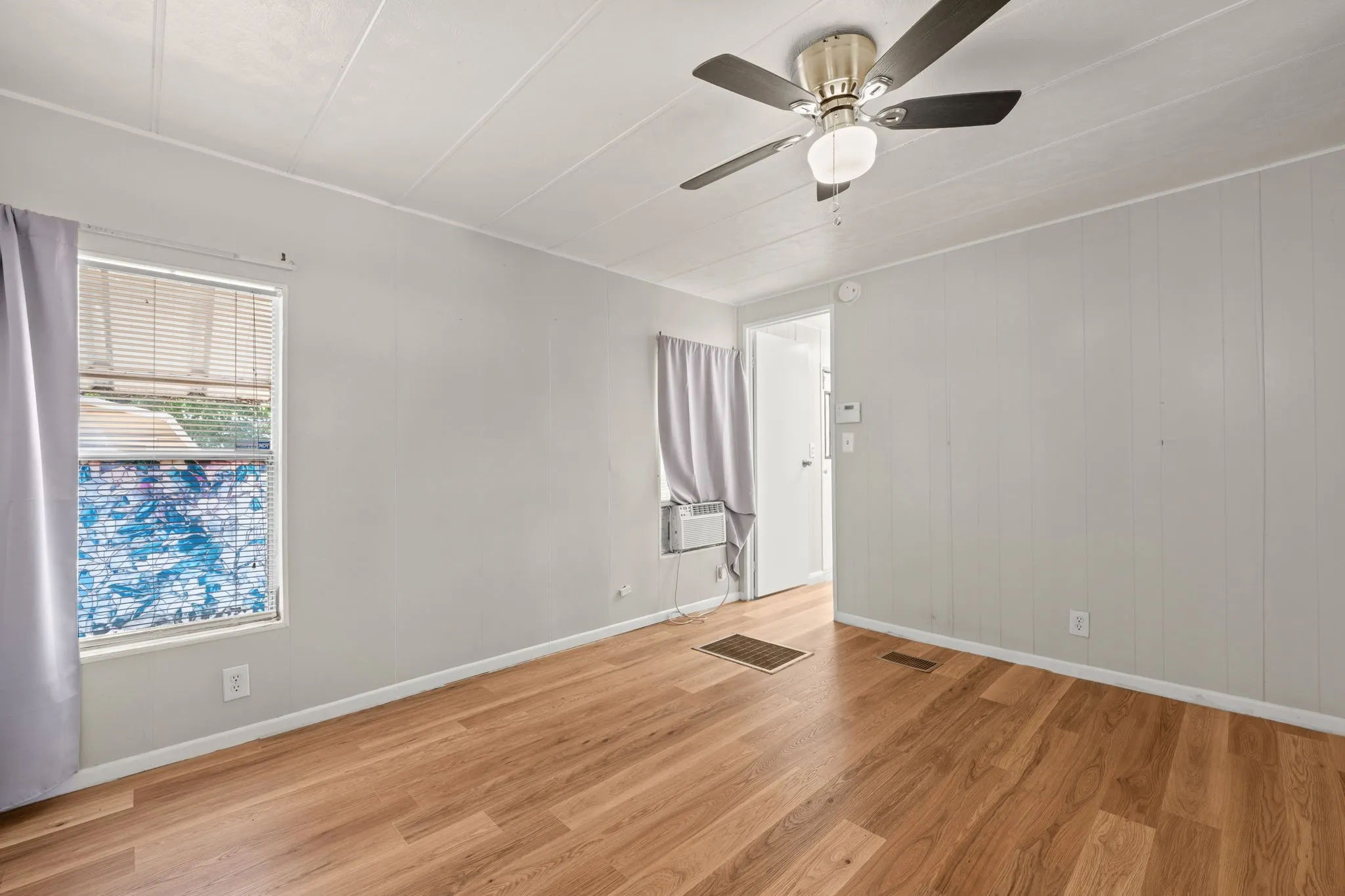 Mobile Home For Sale in Hood County , 1709 E Apache Trail, Granbury, Texas 76048, 2 Bedroom, 2 Bathroom, Garage spaces, 952 Sqft, built in 1977, mls#21389888, Real Estate Agent in Granbury, Homes For Sale in Hood county, Homes For Sale in Granbury, Realtor in Granbury Texas, Real Estate Brokerage Independent Realty Texas, Luminita Cordes Realtor