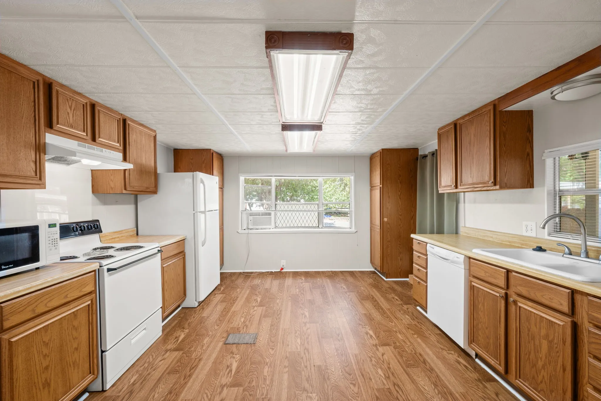 Mobile Home For Sale in Hood County , 1709 E Apache Trail, Granbury, Texas 76048, 2 Bedroom, 2 Bathroom, Garage spaces, 952 Sqft, built in 1977, mls#21389888, Real Estate Agent in Granbury, Homes For Sale in Hood county, Homes For Sale in Granbury, Realtor in Granbury Texas, Real Estate Brokerage Independent Realty Texas, Luminita Cordes Realtor