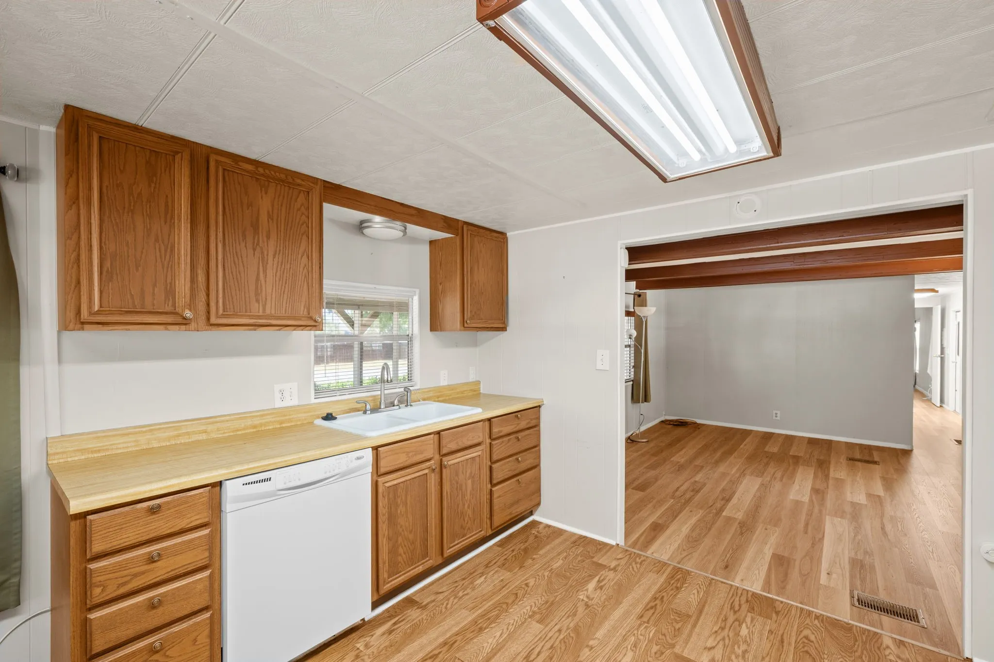 Mobile Home For Sale in Hood County , 1709 E Apache Trail, Granbury, Texas 76048, 2 Bedroom, 2 Bathroom, Garage spaces, 952 Sqft, built in 1977, mls#21389888, Real Estate Agent in Granbury, Homes For Sale in Hood county, Homes For Sale in Granbury, Realtor in Granbury Texas, Real Estate Brokerage Independent Realty Texas, Luminita Cordes Realtor
