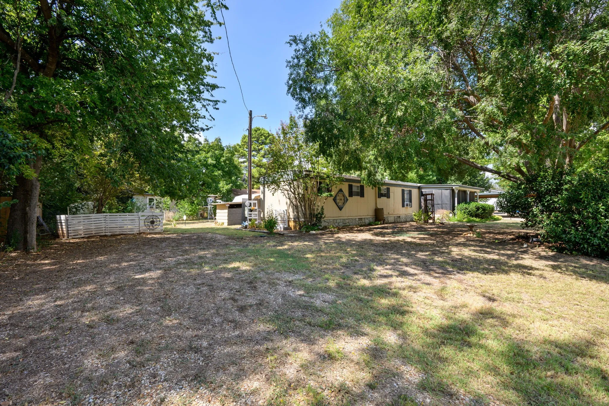Mobile Home For Sale in Hood County , 1709 E Apache Trail, Granbury, Texas 76048, 2 Bedroom, 2 Bathroom, Garage spaces, 952 Sqft, built in 1977, mls#21389888, Real Estate Agent in Granbury, Homes For Sale in Hood county, Homes For Sale in Granbury, Realtor in Granbury Texas, Real Estate Brokerage Independent Realty Texas, Luminita Cordes Realtor