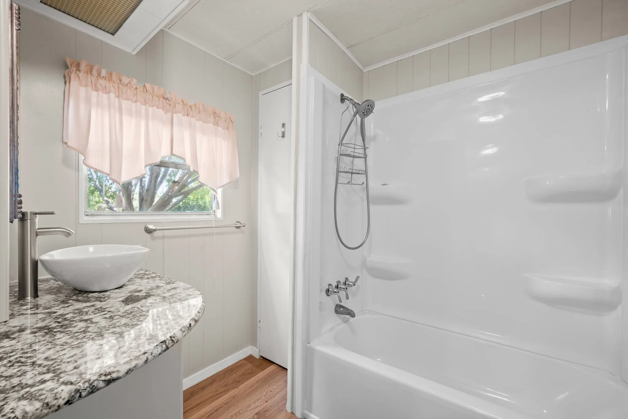 Mobile Home For Sale in Hood County , 1709 E Apache Trail, Granbury, Texas 76048, 2 Bedroom, 2 Bathroom, Garage spaces, 952 Sqft, built in 1977, mls#21389888, Real Estate Agent in Granbury, Homes For Sale in Hood county, Homes For Sale in Granbury, Realtor in Granbury Texas, Real Estate Brokerage Independent Realty Texas, Luminita Cordes Realtor