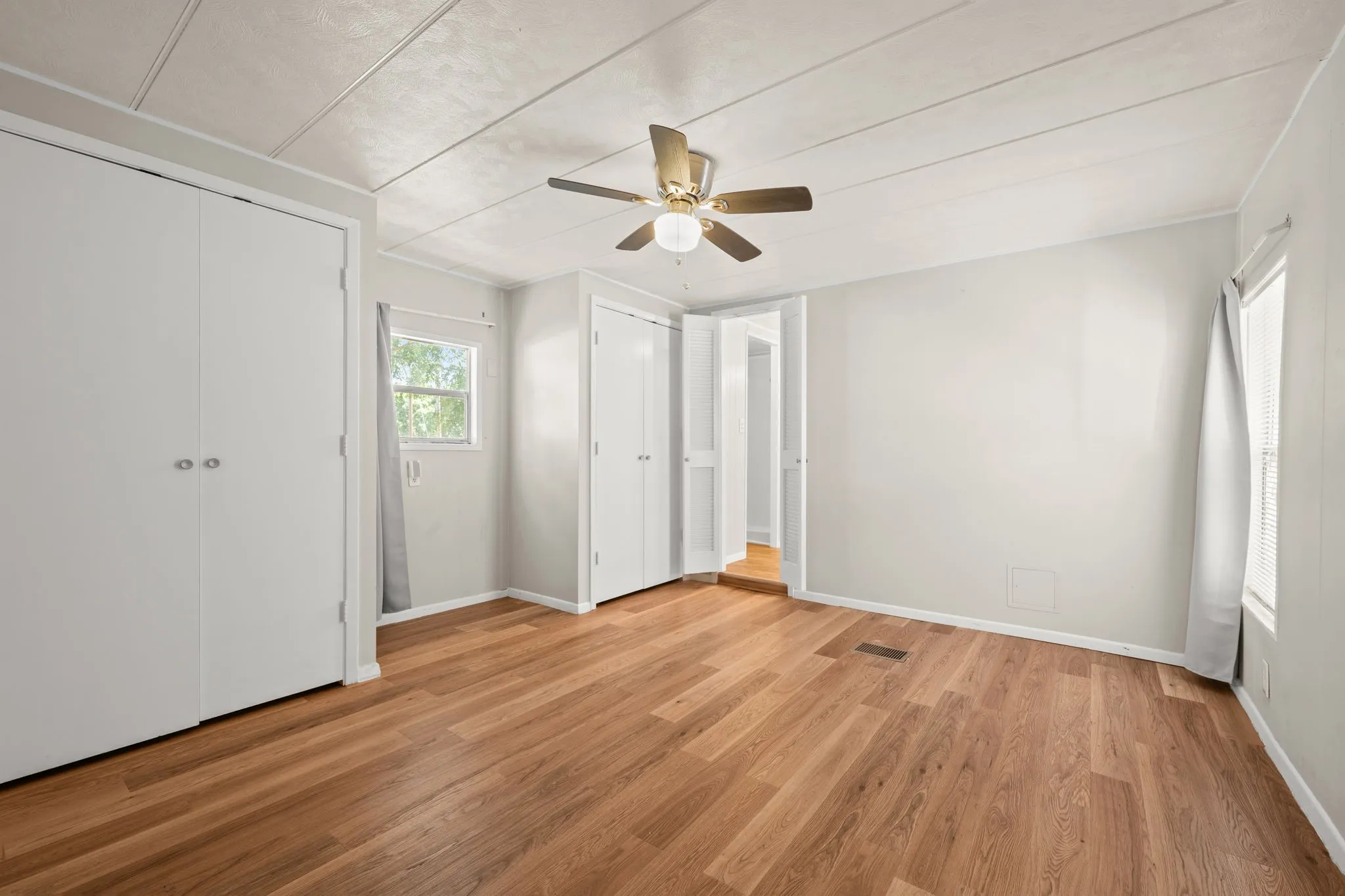 Mobile Home For Sale in Hood County , 1709 E Apache Trail, Granbury, Texas 76048, 2 Bedroom, 2 Bathroom, Garage spaces, 952 Sqft, built in 1977, mls#21389888, Real Estate Agent in Granbury, Homes For Sale in Hood county, Homes For Sale in Granbury, Realtor in Granbury Texas, Real Estate Brokerage Independent Realty Texas, Luminita Cordes Realtor