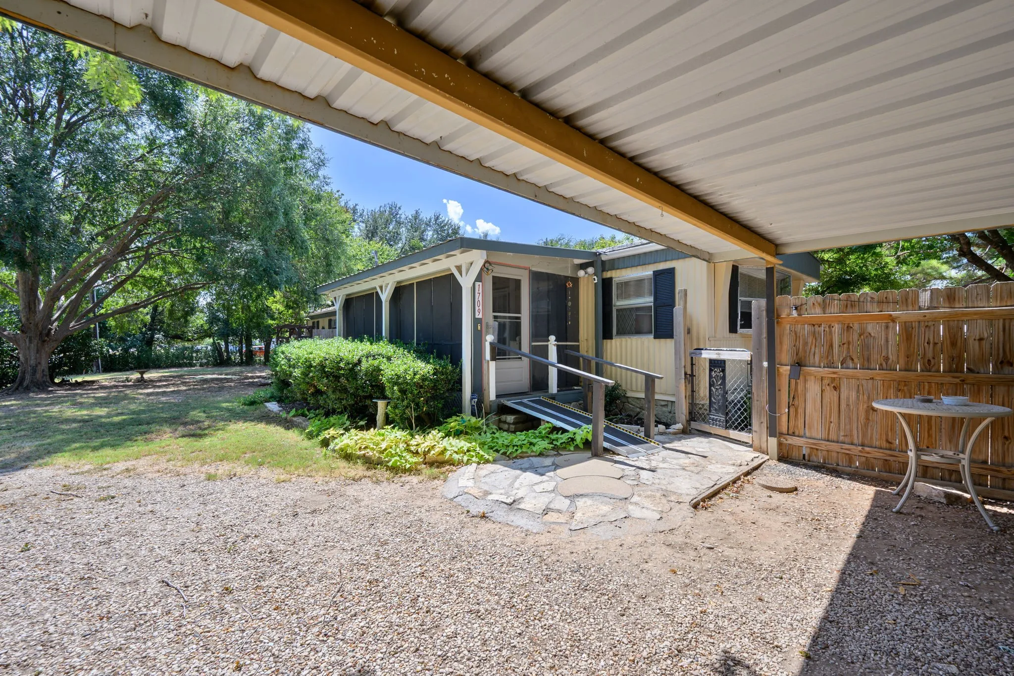 Mobile Home For Sale in Hood County , 1709 E Apache Trail, Granbury, Texas 76048, 2 Bedroom, 2 Bathroom, Garage spaces, 952 Sqft, built in 1977, mls#21389888, Real Estate Agent in Granbury, Homes For Sale in Hood county, Homes For Sale in Granbury, Realtor in Granbury Texas, Real Estate Brokerage Independent Realty Texas, Luminita Cordes Realtor