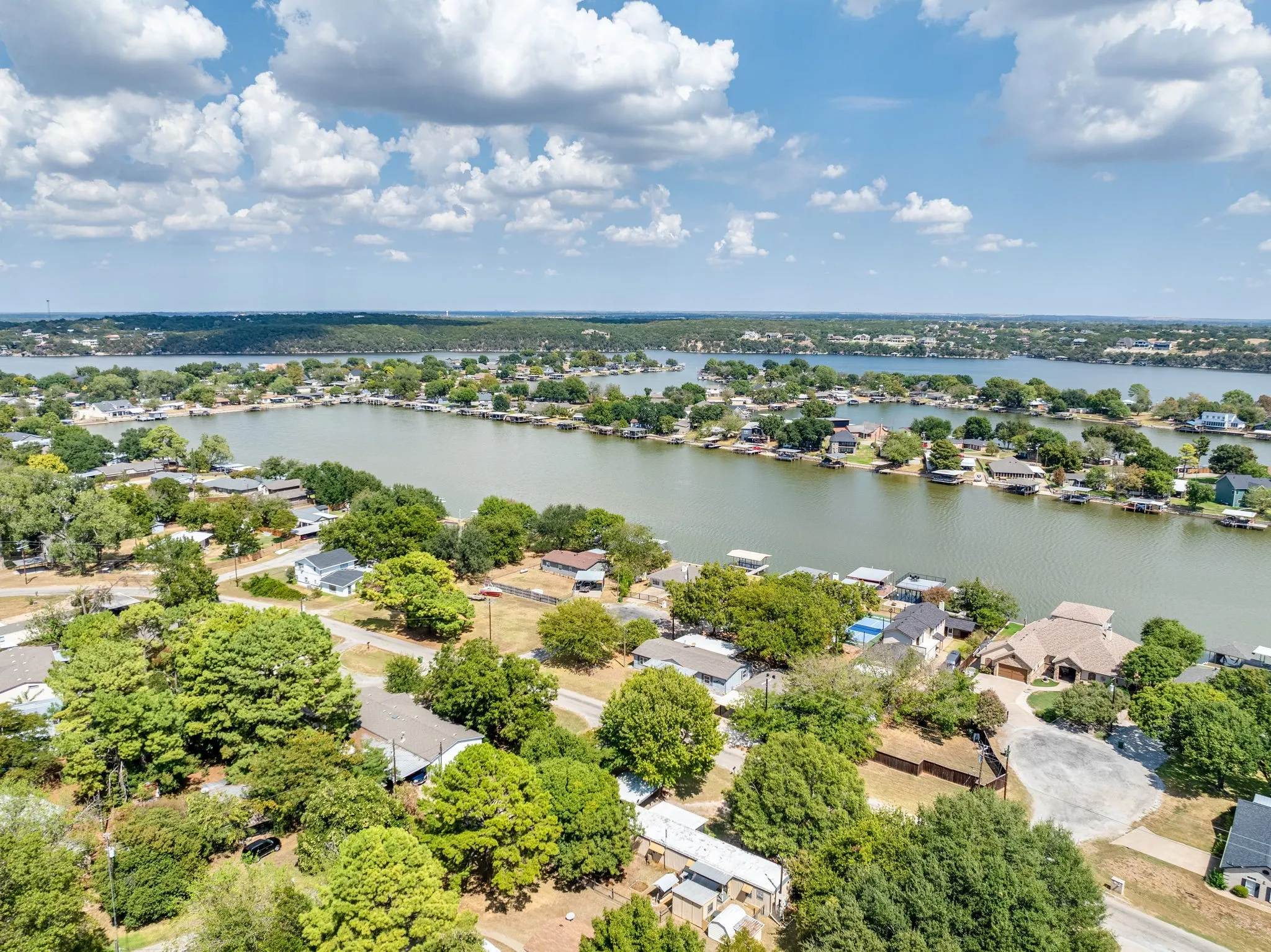 Mobile Home For Sale in Hood County , 1709 E Apache Trail, Granbury, Texas 76048, 2 Bedroom, 2 Bathroom, Garage spaces, 952 Sqft, built in 1977, mls#21389888, Real Estate Agent in Granbury, Homes For Sale in Hood county, Homes For Sale in Granbury, Realtor in Granbury Texas, Real Estate Brokerage Independent Realty Texas, Luminita Cordes Realtor