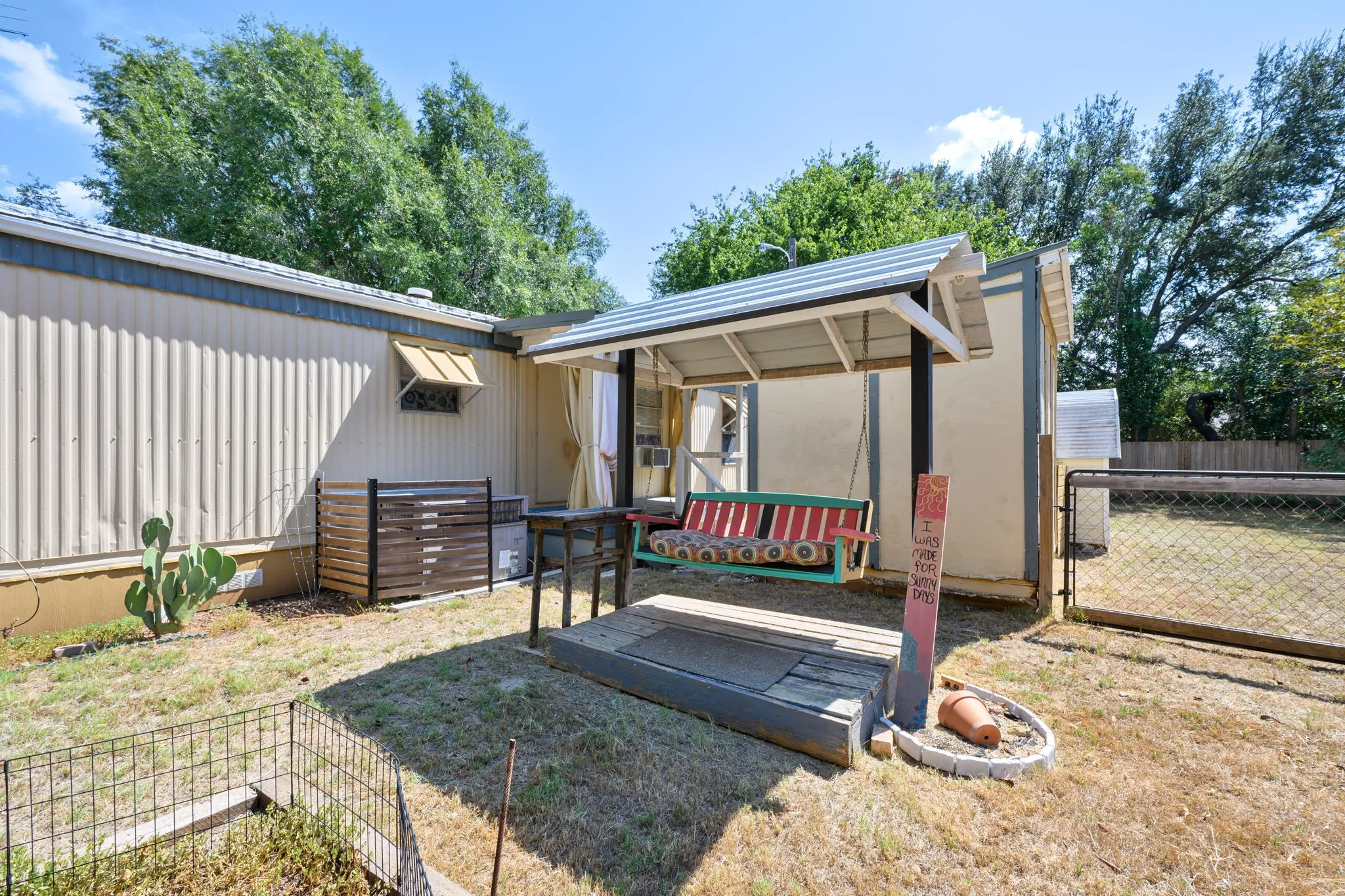 Mobile Home For Sale in Hood County , 1709 E Apache Trail, Granbury, Texas 76048, 2 Bedroom, 2 Bathroom, Garage spaces, 952 Sqft, built in 1977, mls#21389888, Real Estate Agent in Granbury, Homes For Sale in Hood county, Homes For Sale in Granbury, Realtor in Granbury Texas, Real Estate Brokerage Independent Realty Texas, Luminita Cordes Realtor