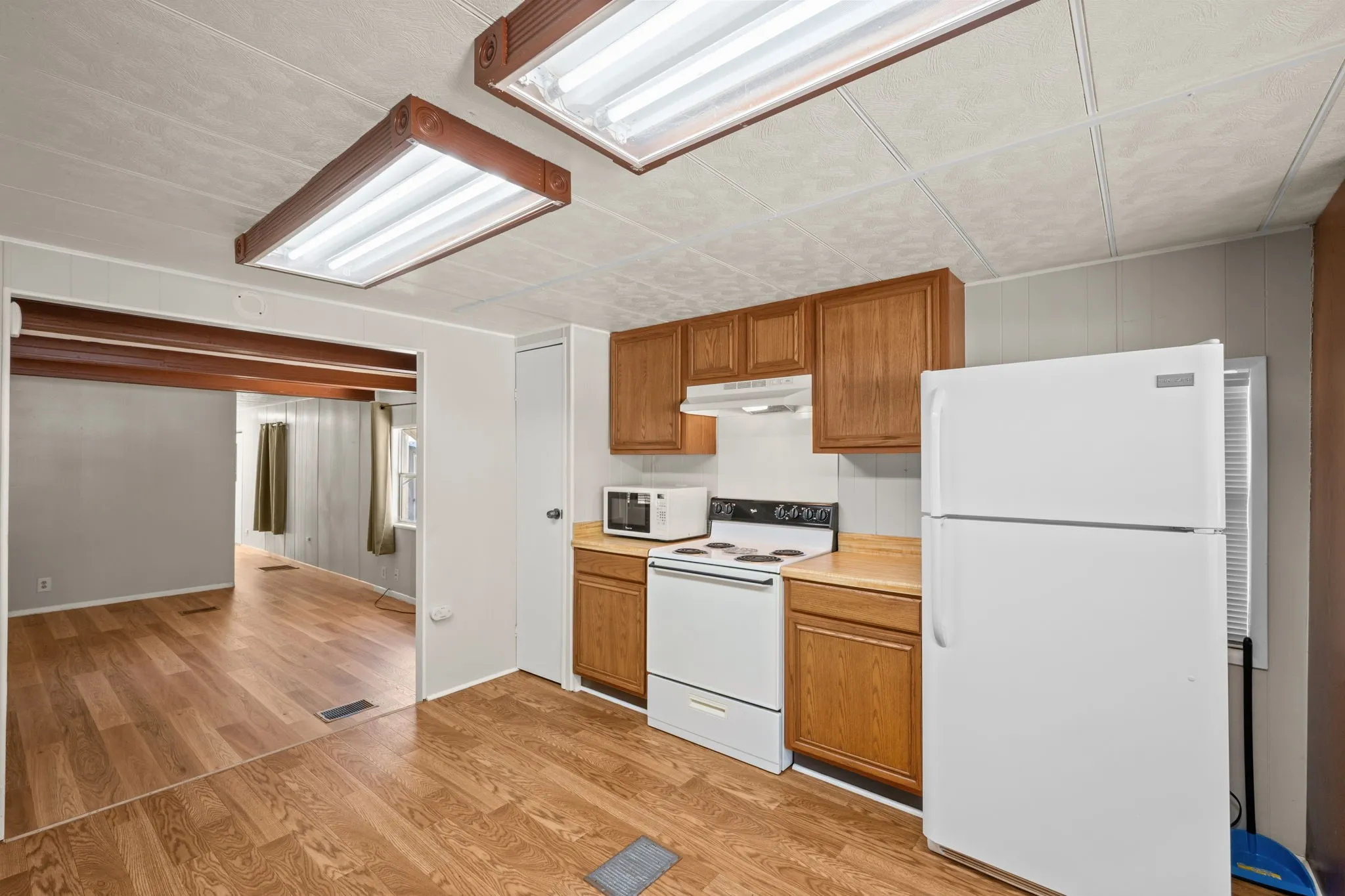 Mobile Home For Sale in Hood County , 1709 E Apache Trail, Granbury, Texas 76048, 2 Bedroom, 2 Bathroom, Garage spaces, 952 Sqft, built in 1977, mls#21389888, Real Estate Agent in Granbury, Homes For Sale in Hood county, Homes For Sale in Granbury, Realtor in Granbury Texas, Real Estate Brokerage Independent Realty Texas, Luminita Cordes Realtor
