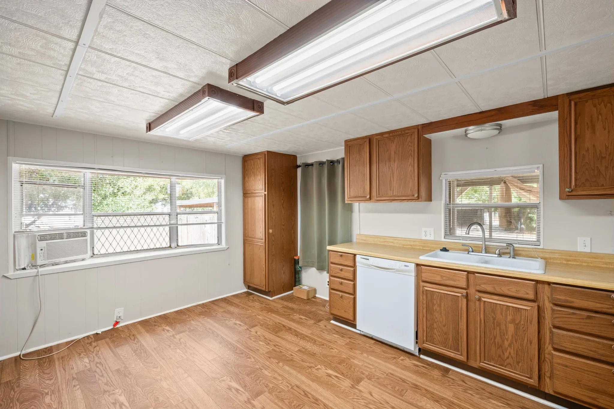Mobile Home For Sale in Hood County , 1709 E Apache Trail, Granbury, Texas 76048, 2 Bedroom, 2 Bathroom, Garage spaces, 952 Sqft, built in 1977, mls#21389888, Real Estate Agent in Granbury, Homes For Sale in Hood county, Homes For Sale in Granbury, Realtor in Granbury Texas, Real Estate Brokerage Independent Realty Texas, Luminita Cordes Realtor