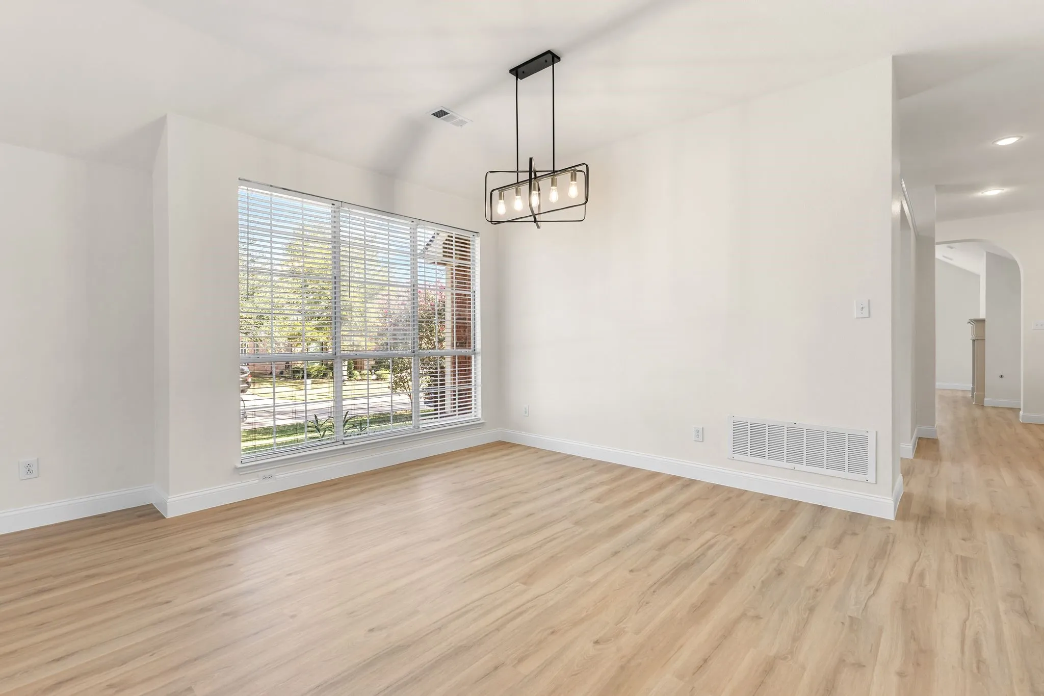 Single Family Residence For Sale in Denton County , 8200 Watson Road, Lantana, Texas 76226, 3 Bedroom, 2 Bathroom, 2 Garage spaces, 2,155 Sqft, built in 2003, mls#21392105, Real Estate Agent in Lantana, Homes For Sale in Denton county, Homes For Sale in Lantana, Realtor in Lantana Texas, Real Estate Brokerage Independent Realty Texas, Luminita Cordes Realtor