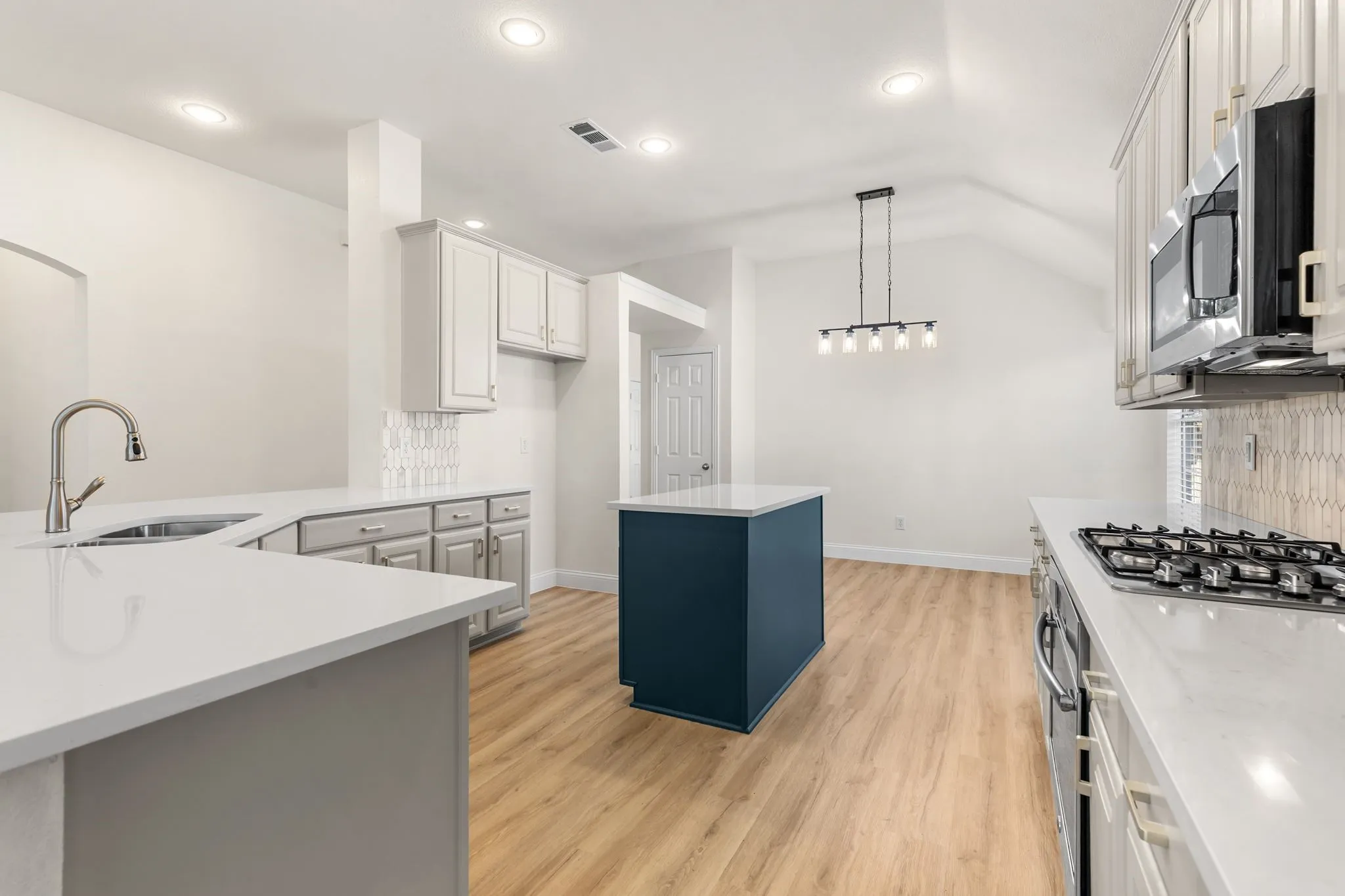 Single Family Residence For Sale in Denton County , 8200 Watson Road, Lantana, Texas 76226, 3 Bedroom, 2 Bathroom, 2 Garage spaces, 2,155 Sqft, built in 2003, mls#21392105, Real Estate Agent in Lantana, Homes For Sale in Denton county, Homes For Sale in Lantana, Realtor in Lantana Texas, Real Estate Brokerage Independent Realty Texas, Luminita Cordes Realtor