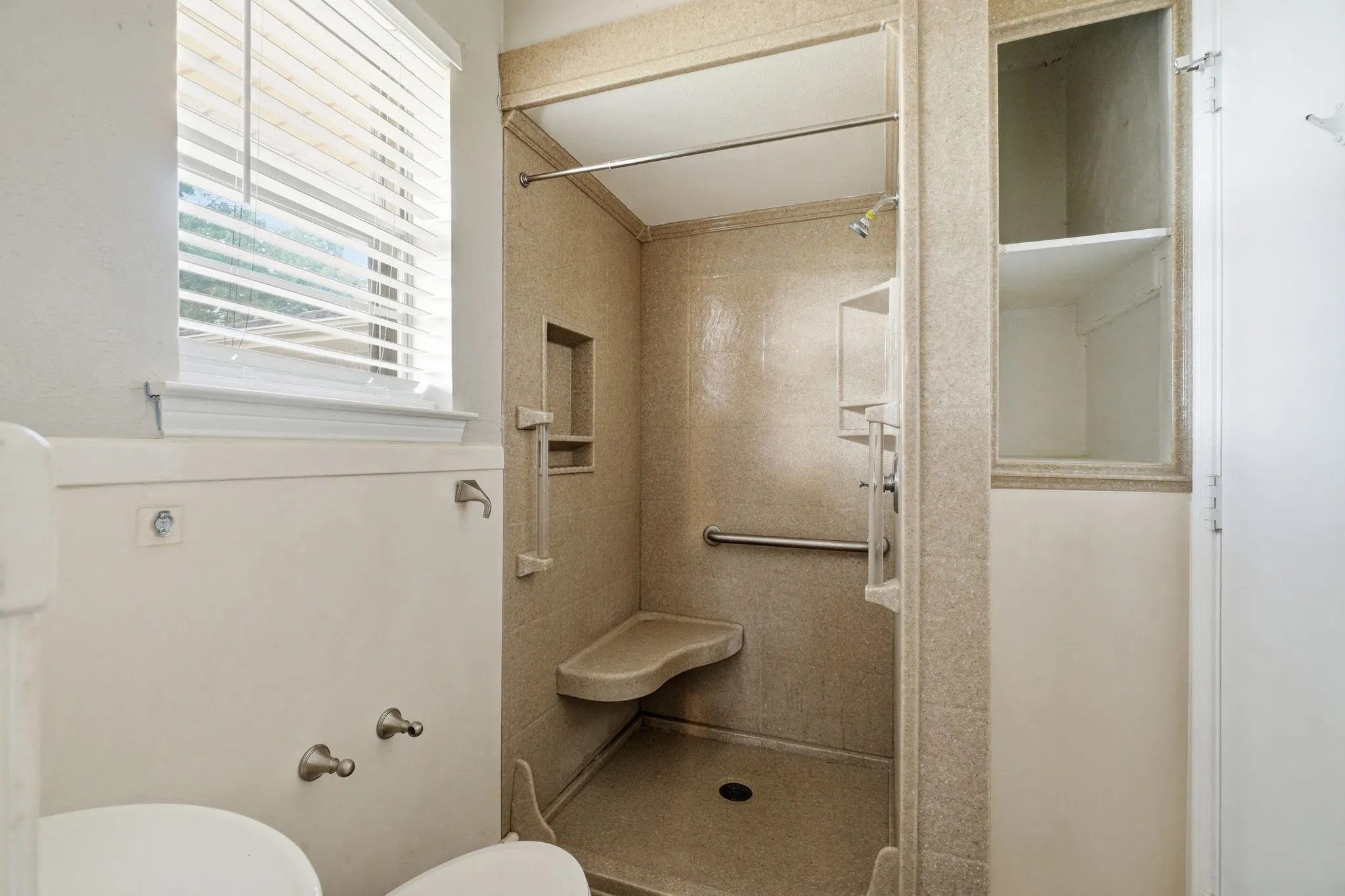 Single Family Residence For Sale in Dallas County , 316 Ray Avenue, De Soto, Texas 75115, 3 Bedroom, 2 Bathroom, 2 Garage spaces, 1,796 Sqft, built in 1969, mls#21392470, Real Estate Agent in De Soto, Homes For Sale in Dallas county, Homes For Sale in De Soto, Realtor in De Soto Texas, Real Estate Brokerage Independent Realty Texas, Luminita Cordes Realtor
