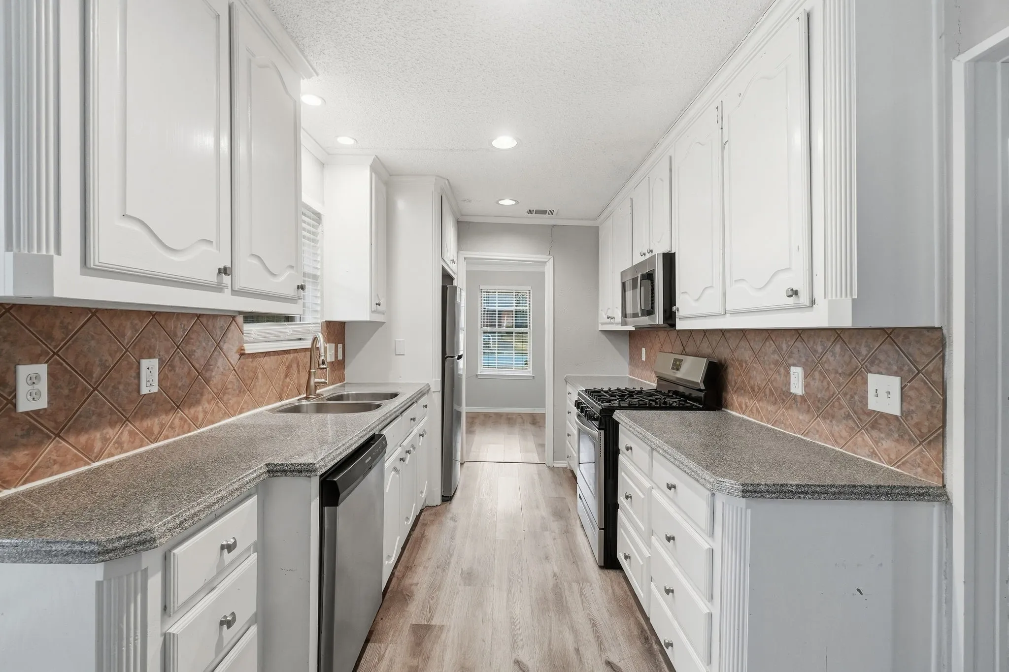 Single Family Residence For Sale in Dallas County , 316 Ray Avenue, De Soto, Texas 75115, 3 Bedroom, 2 Bathroom, 2 Garage spaces, 1,796 Sqft, built in 1969, mls#21392470, Real Estate Agent in De Soto, Homes For Sale in Dallas county, Homes For Sale in De Soto, Realtor in De Soto Texas, Real Estate Brokerage Independent Realty Texas, Luminita Cordes Realtor