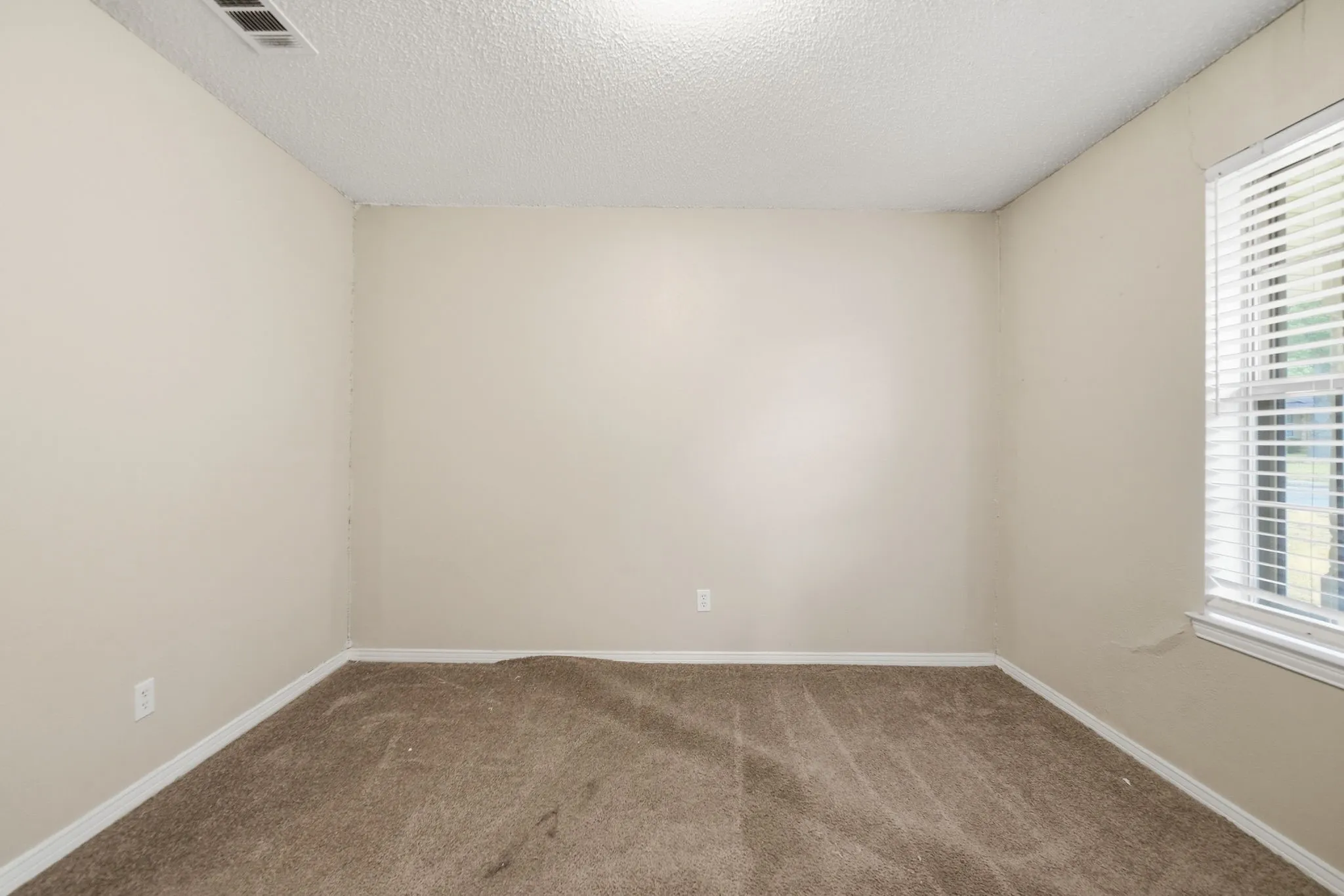 Single Family Residence For Sale in Dallas County , 316 Ray Avenue, De Soto, Texas 75115, 3 Bedroom, 2 Bathroom, 2 Garage spaces, 1,796 Sqft, built in 1969, mls#21392470, Real Estate Agent in De Soto, Homes For Sale in Dallas county, Homes For Sale in De Soto, Realtor in De Soto Texas, Real Estate Brokerage Independent Realty Texas, Luminita Cordes Realtor