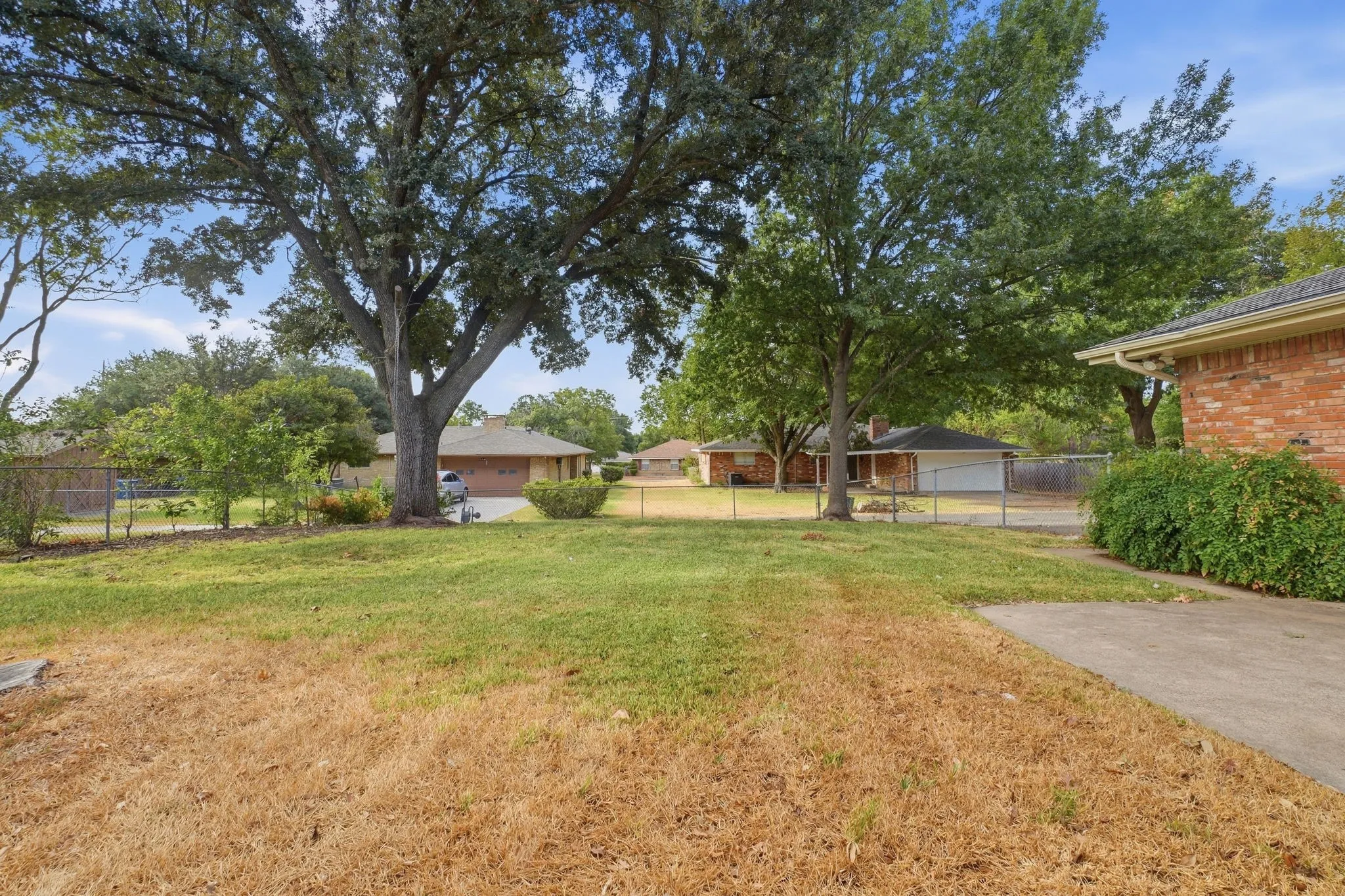Single Family Residence For Sale in Dallas County , 316 Ray Avenue, De Soto, Texas 75115, 3 Bedroom, 2 Bathroom, 2 Garage spaces, 1,796 Sqft, built in 1969, mls#21392470, Real Estate Agent in De Soto, Homes For Sale in Dallas county, Homes For Sale in De Soto, Realtor in De Soto Texas, Real Estate Brokerage Independent Realty Texas, Luminita Cordes Realtor