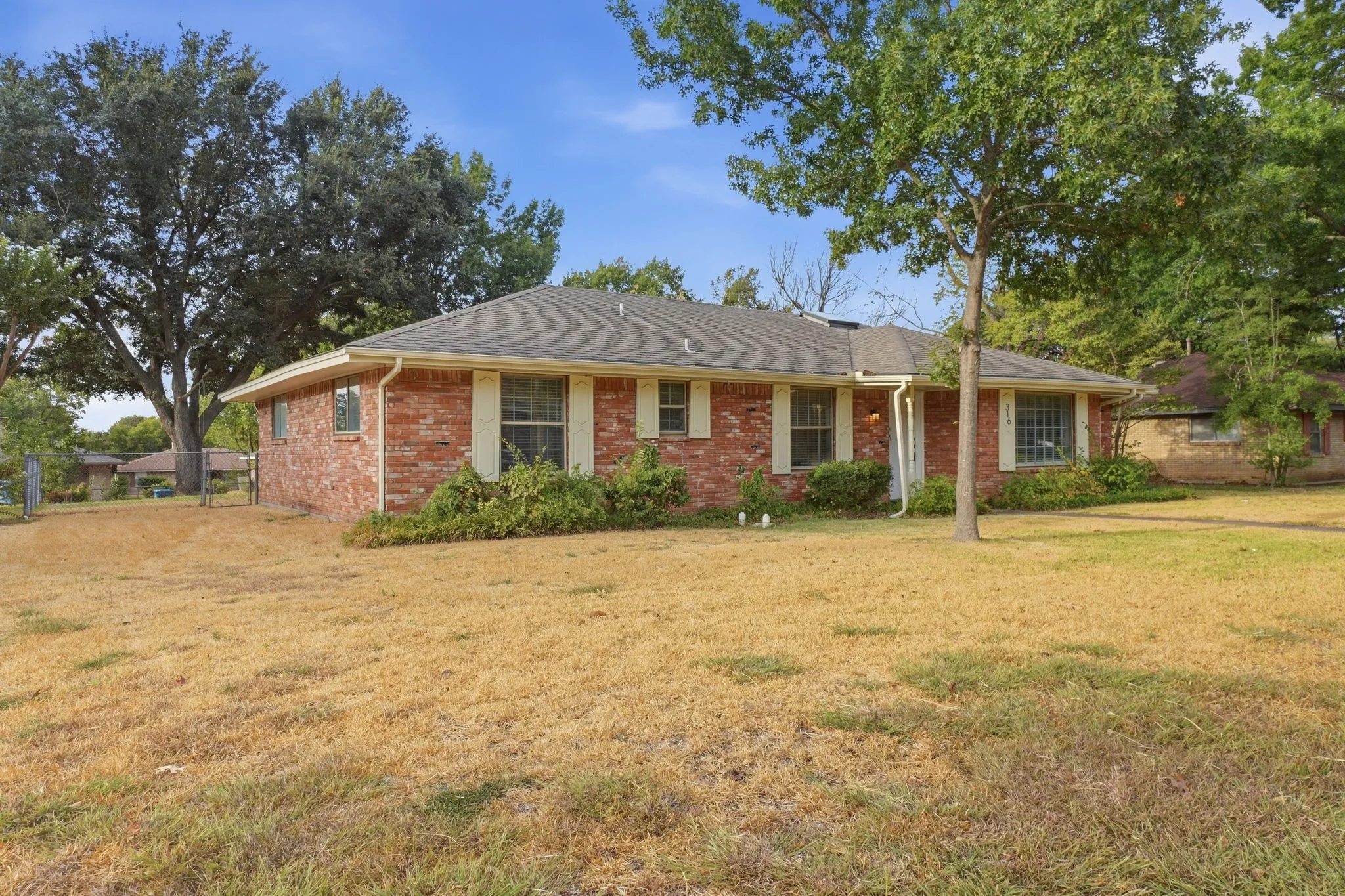 Single Family Residence For Sale in Dallas County , 316 Ray Avenue, De Soto, Texas 75115, 3 Bedroom, 2 Bathroom, 2 Garage spaces, 1,796 Sqft, built in 1969, mls#21392470, Real Estate Agent in De Soto, Homes For Sale in Dallas county, Homes For Sale in De Soto, Realtor in De Soto Texas, Real Estate Brokerage Independent Realty Texas, Luminita Cordes Realtor