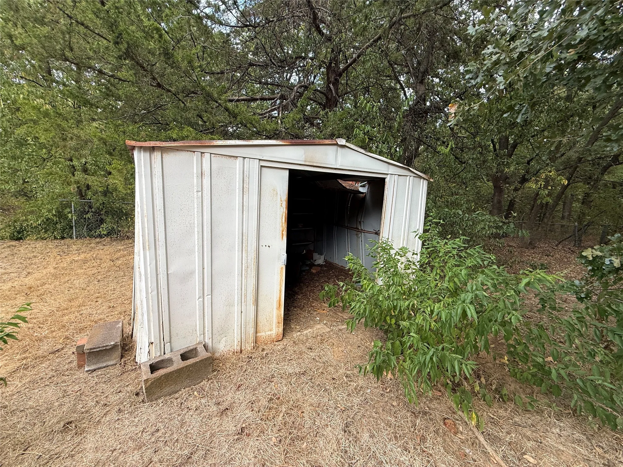 Single Family Residence For Sale in Grayson County , 1200 Park Drive, Denison, Texas 75020, 2 Bedroom, 1 Bathroom, 1 Garage spaces, 840 Sqft, built in 1960, mls#21392281, Real Estate Agent in Denison, Homes For Sale in Grayson county, Homes For Sale in Denison, Realtor in Denison Texas, Real Estate Brokerage Independent Realty Texas, Luminita Cordes Realtor