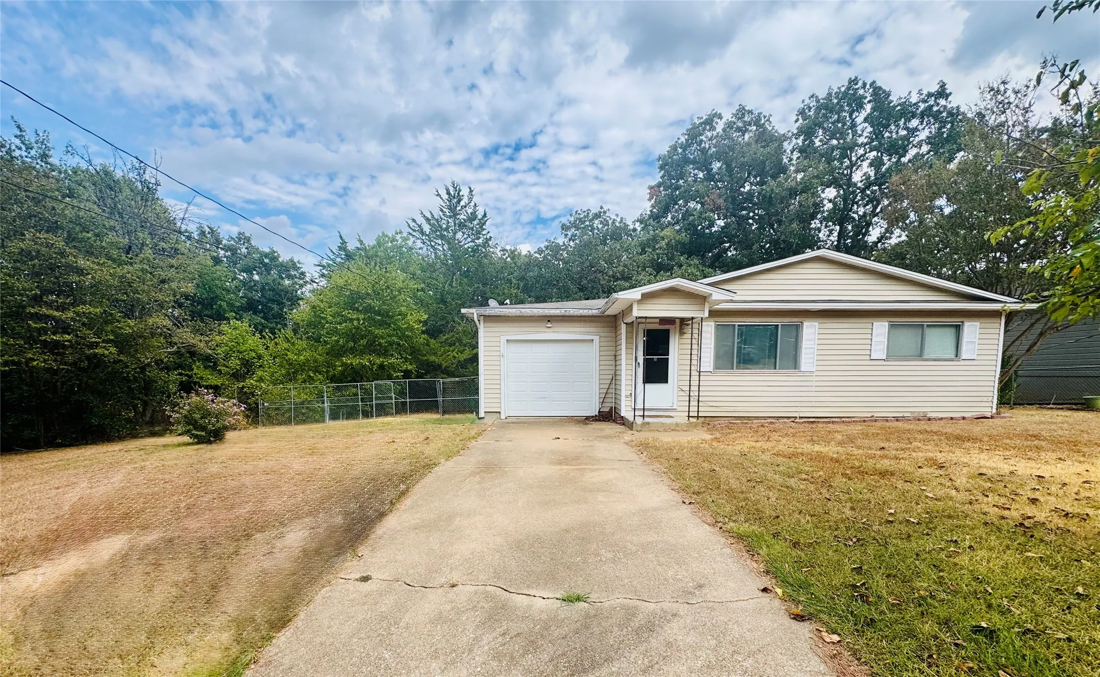 Single Family Residence For Sale in Grayson County , 1200 Park Drive, Denison, Texas 75020, 2 Bedroom, 1 Bathroom, 1 Garage spaces, 840 Sqft, built in 1960, mls#21392281, Real Estate Agent in Denison, Homes For Sale in Grayson county, Homes For Sale in Denison, Realtor in Denison Texas, Real Estate Brokerage Independent Realty Texas, Luminita Cordes Realtor