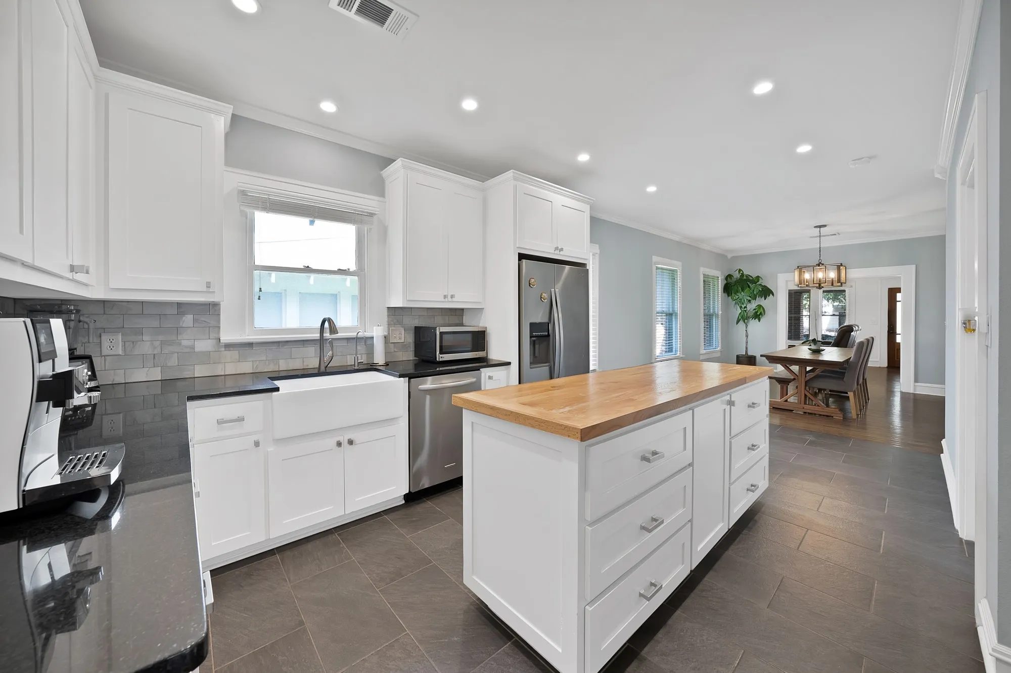Single Family Residence For Rent in Tarrant County , 2305 W Rosedale Street S, Fort Worth, Texas 76110, 3 Bedroom, 2 Bathroom, 2 Garage spaces, 1,536 Sqft, built in 1919, mls#21392506, Real Estate Agent in Fort Worth, Homes For Rent in Tarrant county, Homes For Rent in Fort Worth, Realtor in Fort Worth Texas, Real Estate Brokerage Independent Realty Texas, Luminita Cordes Realtor