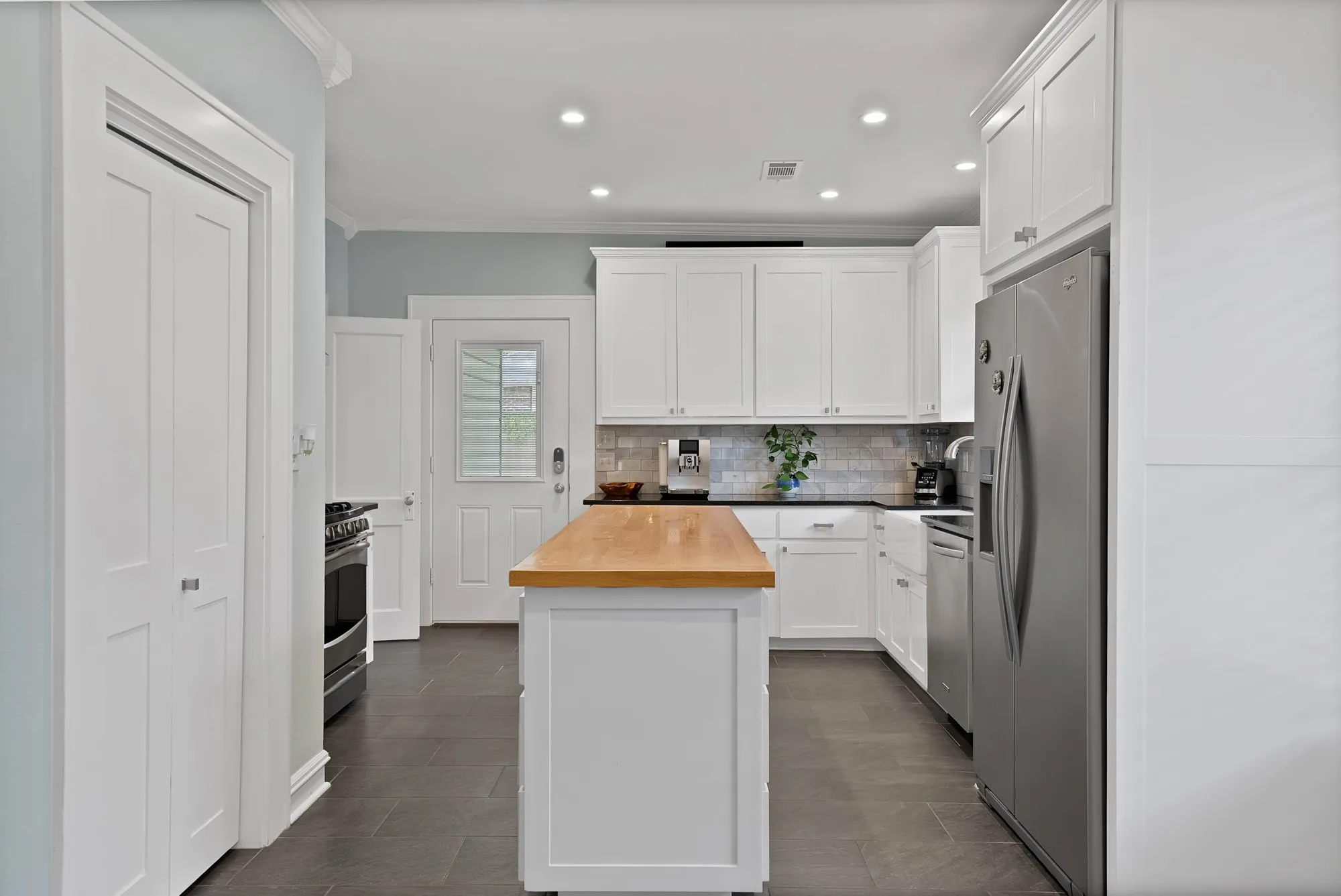 Single Family Residence For Rent in Tarrant County , 2305 W Rosedale Street S, Fort Worth, Texas 76110, 3 Bedroom, 2 Bathroom, 2 Garage spaces, 1,536 Sqft, built in 1919, mls#21392506, Real Estate Agent in Fort Worth, Homes For Rent in Tarrant county, Homes For Rent in Fort Worth, Realtor in Fort Worth Texas, Real Estate Brokerage Independent Realty Texas, Luminita Cordes Realtor