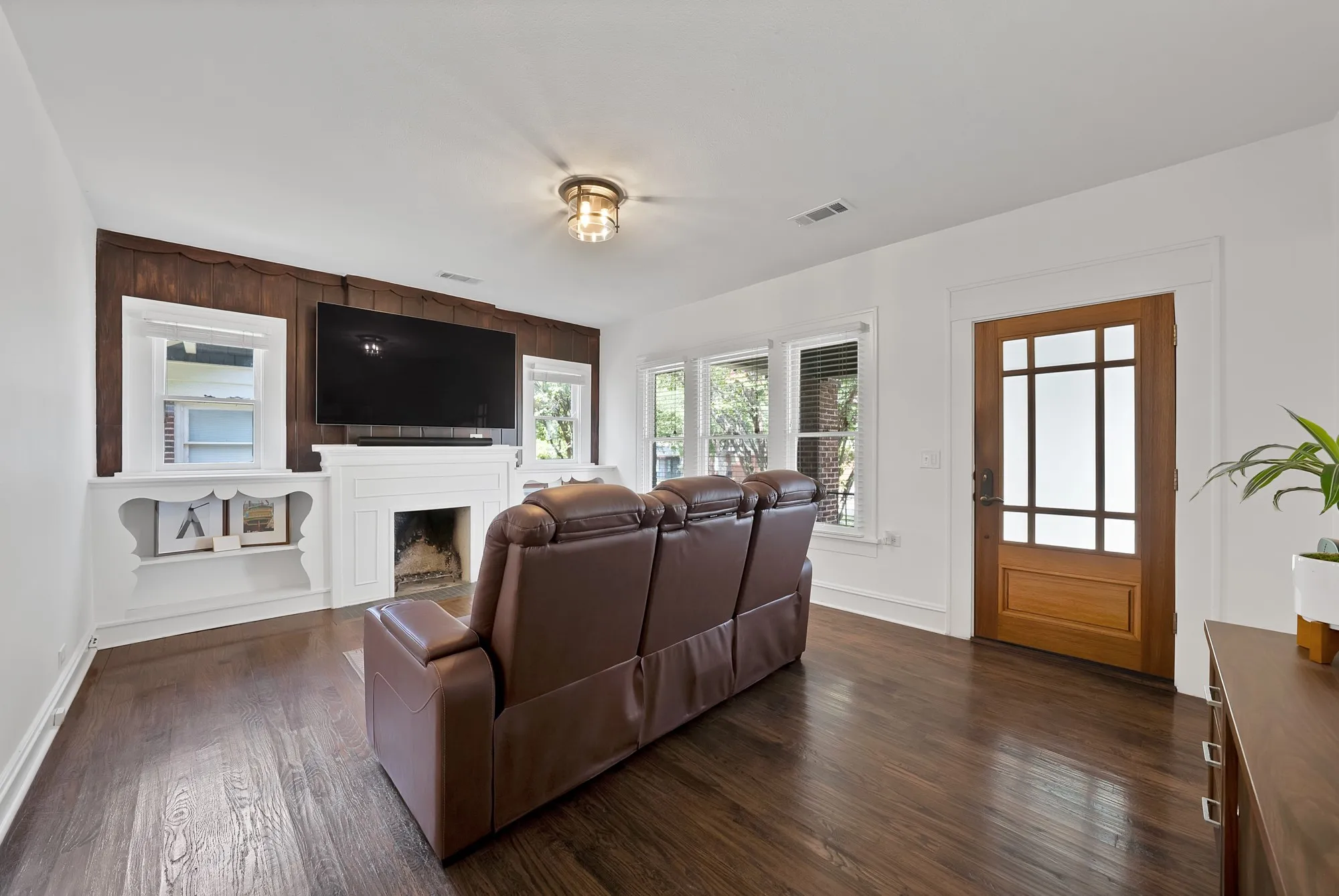 Single Family Residence For Rent in Tarrant County , 2305 W Rosedale Street S, Fort Worth, Texas 76110, 3 Bedroom, 2 Bathroom, 2 Garage spaces, 1,536 Sqft, built in 1919, mls#21392506, Real Estate Agent in Fort Worth, Homes For Rent in Tarrant county, Homes For Rent in Fort Worth, Realtor in Fort Worth Texas, Real Estate Brokerage Independent Realty Texas, Luminita Cordes Realtor
