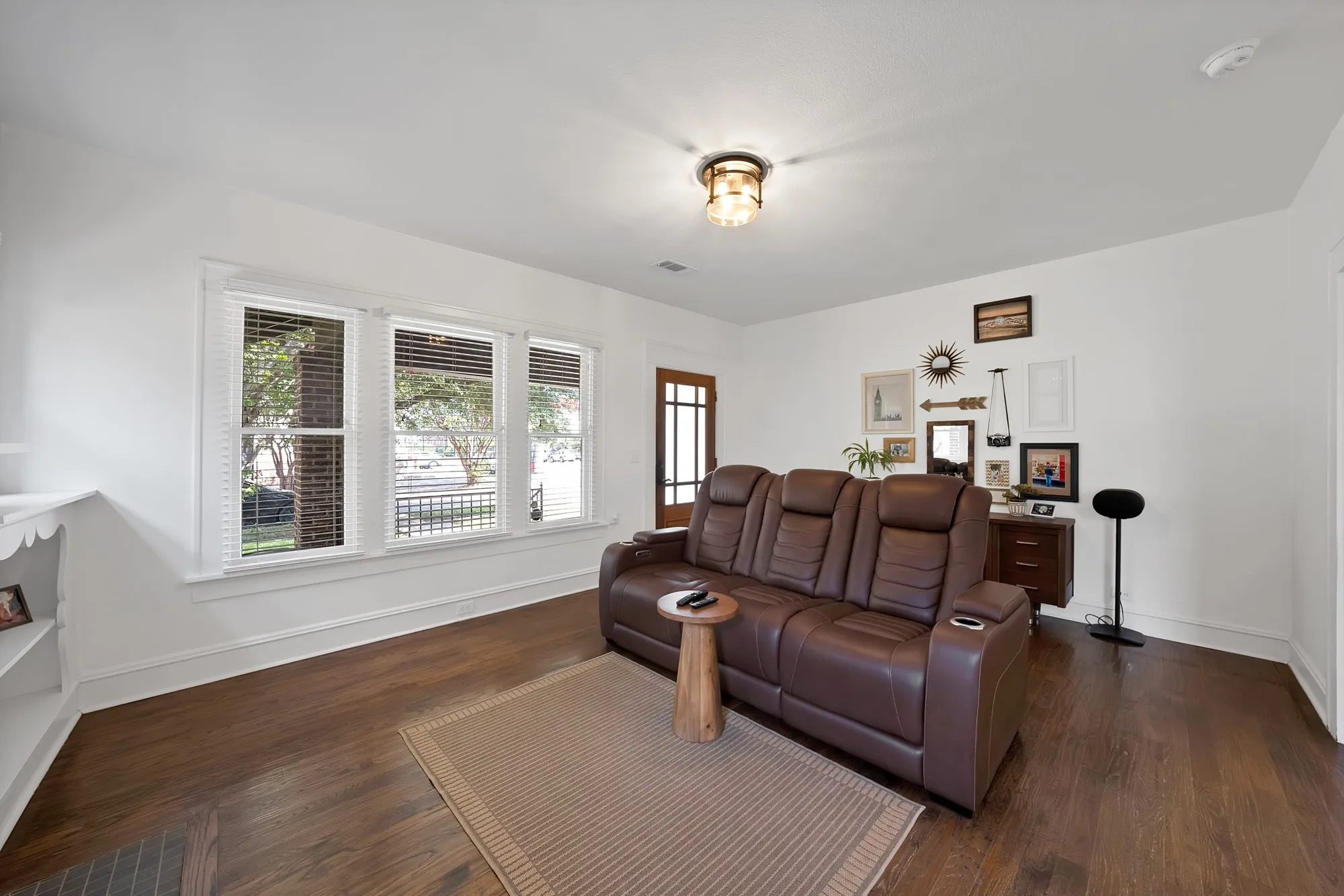 Single Family Residence For Rent in Tarrant County , 2305 W Rosedale Street S, Fort Worth, Texas 76110, 3 Bedroom, 2 Bathroom, 2 Garage spaces, 1,536 Sqft, built in 1919, mls#21392506, Real Estate Agent in Fort Worth, Homes For Rent in Tarrant county, Homes For Rent in Fort Worth, Realtor in Fort Worth Texas, Real Estate Brokerage Independent Realty Texas, Luminita Cordes Realtor