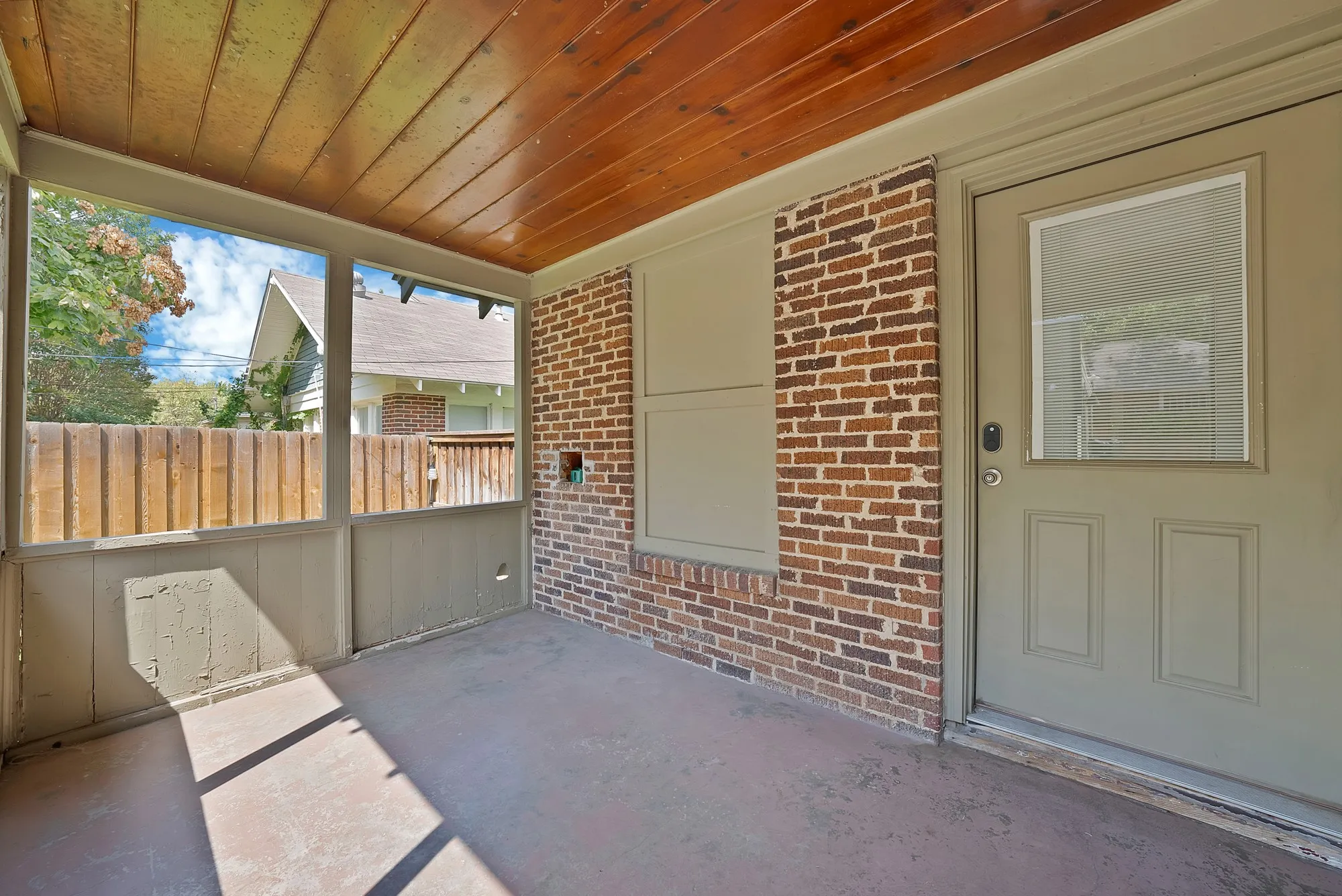 Single Family Residence For Rent in Tarrant County , 2305 W Rosedale Street S, Fort Worth, Texas 76110, 3 Bedroom, 2 Bathroom, 2 Garage spaces, 1,536 Sqft, built in 1919, mls#21392506, Real Estate Agent in Fort Worth, Homes For Rent in Tarrant county, Homes For Rent in Fort Worth, Realtor in Fort Worth Texas, Real Estate Brokerage Independent Realty Texas, Luminita Cordes Realtor