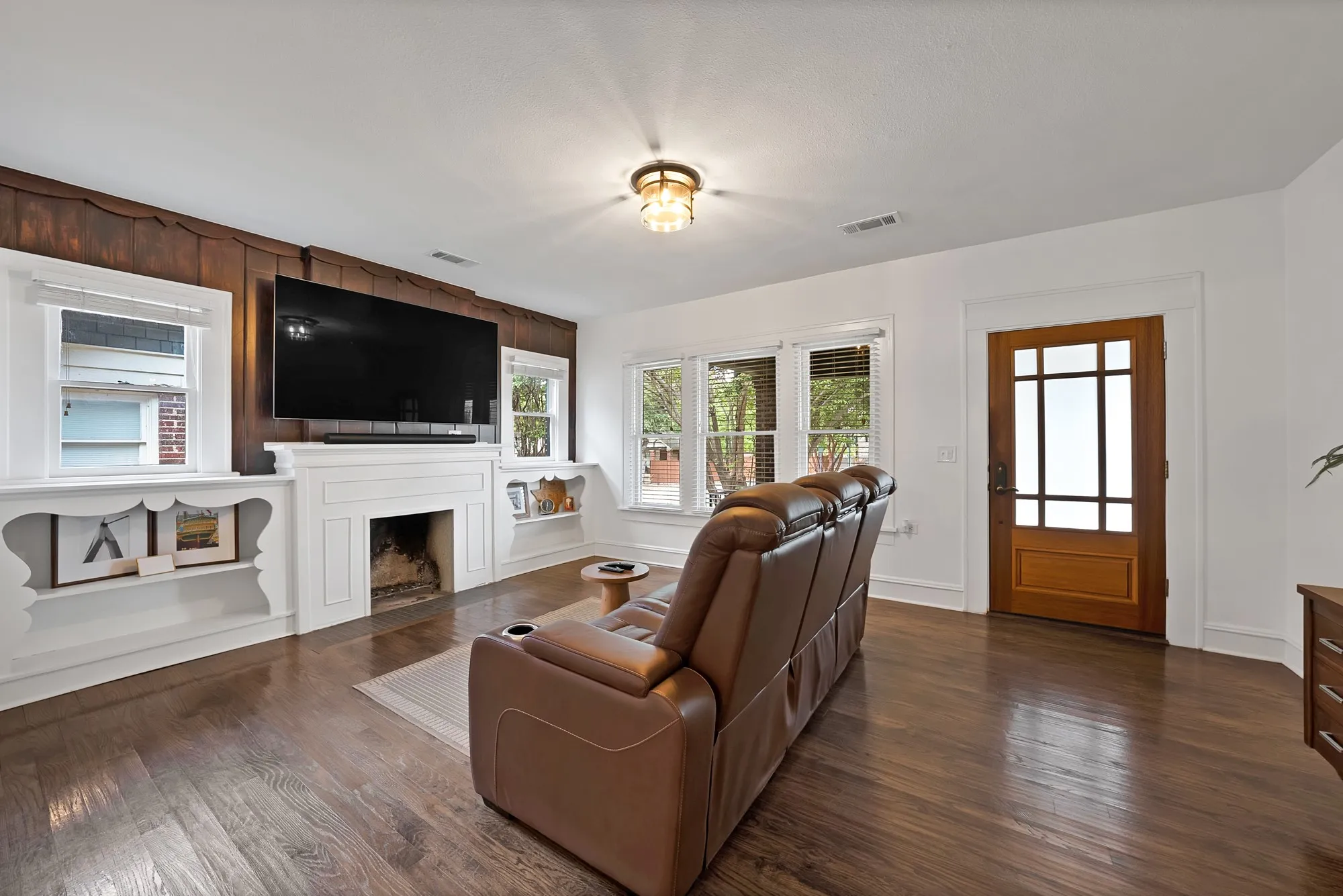 Single Family Residence For Rent in Tarrant County , 2305 W Rosedale Street S, Fort Worth, Texas 76110, 3 Bedroom, 2 Bathroom, 2 Garage spaces, 1,536 Sqft, built in 1919, mls#21392506, Real Estate Agent in Fort Worth, Homes For Rent in Tarrant county, Homes For Rent in Fort Worth, Realtor in Fort Worth Texas, Real Estate Brokerage Independent Realty Texas, Luminita Cordes Realtor