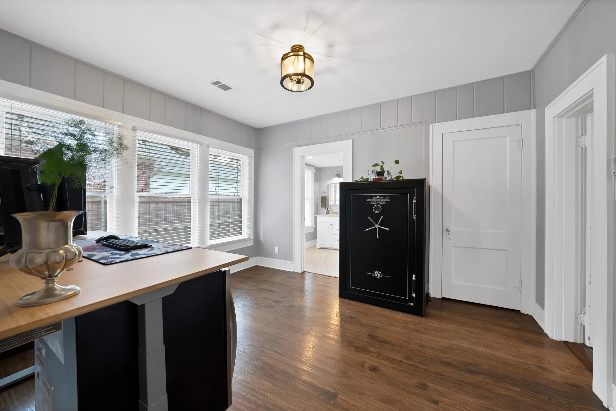 Single Family Residence For Rent in Tarrant County , 2305 W Rosedale Street S, Fort Worth, Texas 76110, 3 Bedroom, 2 Bathroom, 2 Garage spaces, 1,536 Sqft, built in 1919, mls#21392506, Real Estate Agent in Fort Worth, Homes For Rent in Tarrant county, Homes For Rent in Fort Worth, Realtor in Fort Worth Texas, Real Estate Brokerage Independent Realty Texas, Luminita Cordes Realtor