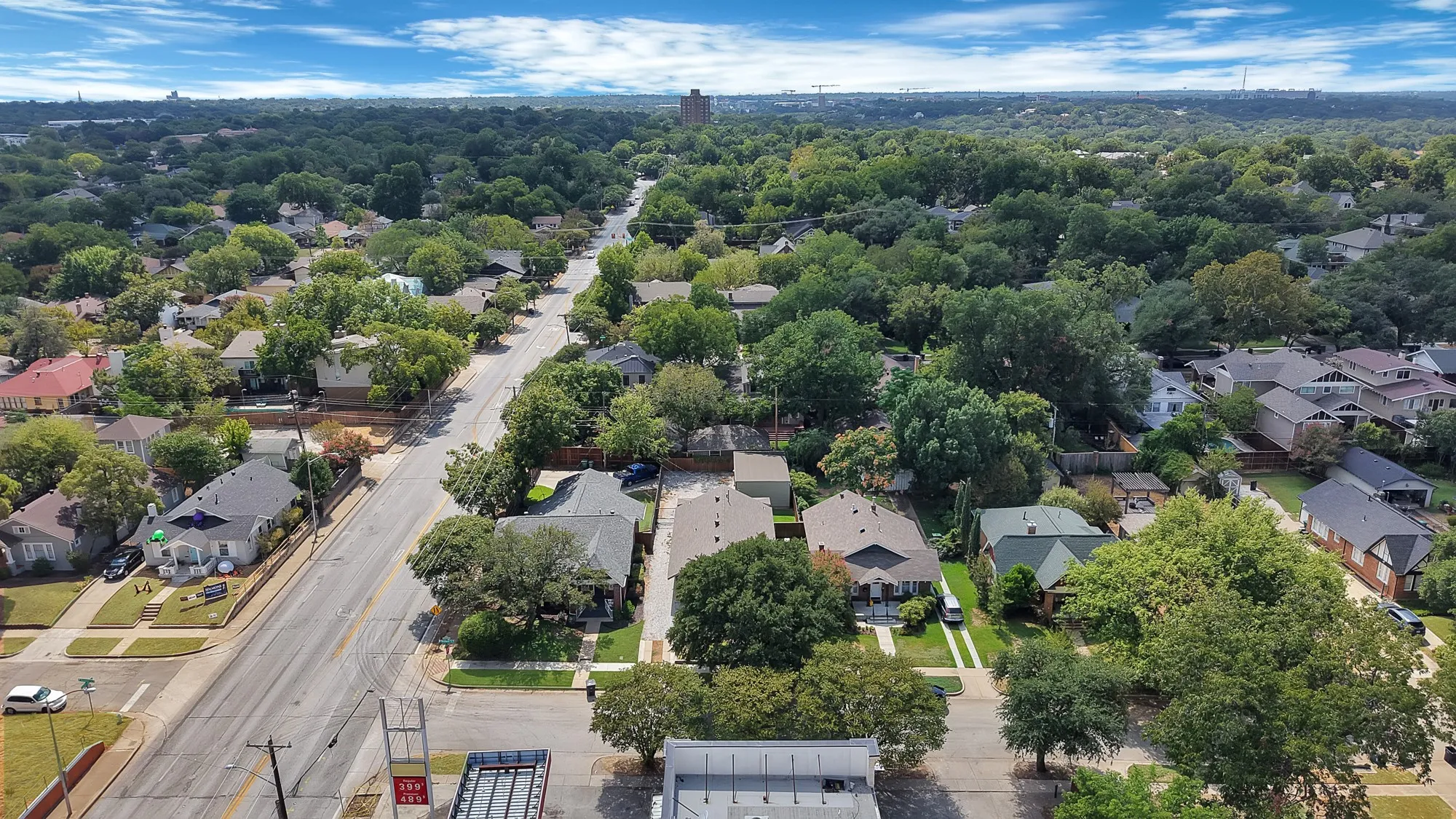 Single Family Residence For Rent in Tarrant County , 2305 W Rosedale Street S, Fort Worth, Texas 76110, 3 Bedroom, 2 Bathroom, 2 Garage spaces, 1,536 Sqft, built in 1919, mls#21392506, Real Estate Agent in Fort Worth, Homes For Rent in Tarrant county, Homes For Rent in Fort Worth, Realtor in Fort Worth Texas, Real Estate Brokerage Independent Realty Texas, Luminita Cordes Realtor