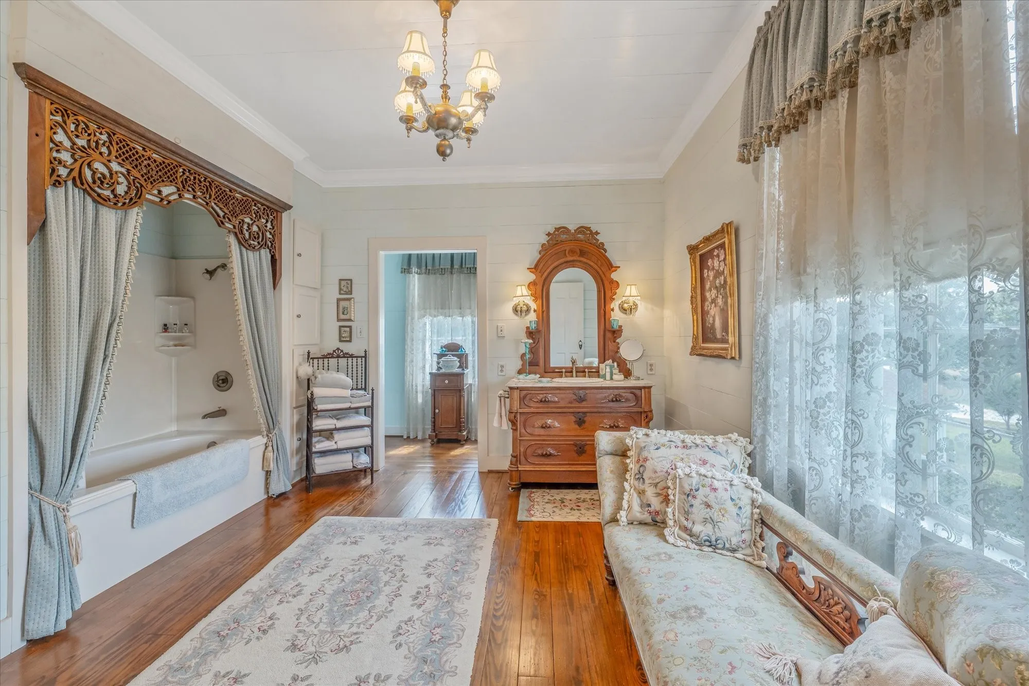 Single Family Residence For Sale in Van Zandt County , 2591 State Highway 64, Ben Wheeler, Texas 75754, 3 Bedroom, 3 Bathroom, Garage spaces, 3,692 Sqft, built in 1854, mls#21391986, Real Estate Agent in Ben Wheeler, Homes For Sale in Van Zandt county, Homes For Sale in Ben Wheeler, Realtor in Ben Wheeler Texas, Real Estate Brokerage Independent Realty Texas, Luminita Cordes Realtor