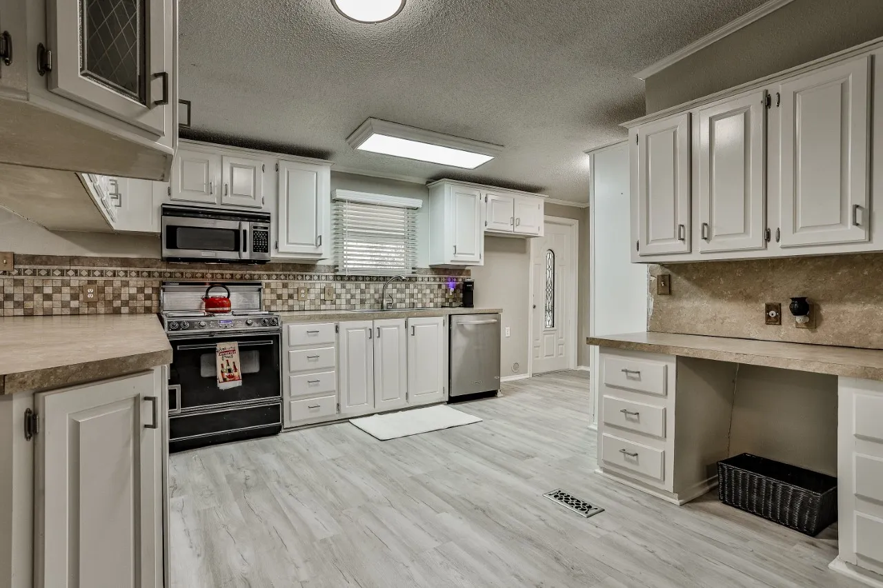 Single Family Residence For Rent in Hood County , 3809 Lands End Court, Granbury, Texas 76048, 3 Bedroom, 2 Bathroom, Garage spaces, 1,568 Sqft, built in 1997, mls#21392511, Real Estate Agent in Granbury, Homes For Rent in Hood county, Homes For Rent in Granbury, Realtor in Granbury Texas, Real Estate Brokerage Independent Realty Texas, Luminita Cordes Realtor