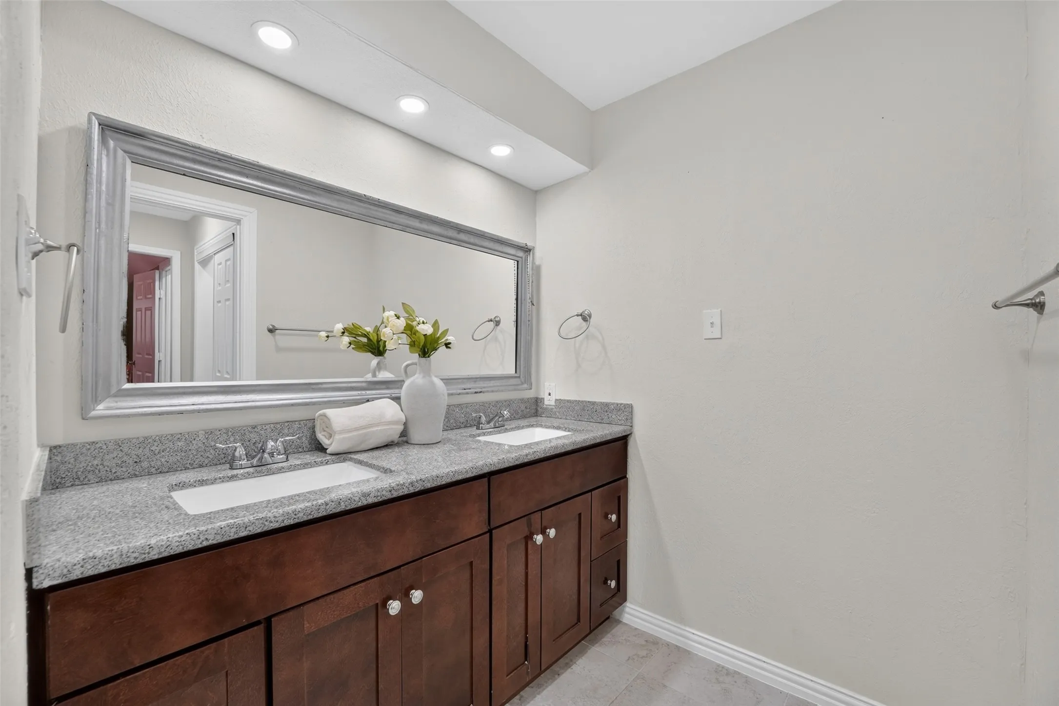 Single Family Residence For Sale in Dallas County , 4730 Chilton Drive, Dallas, Texas 75227, 3 Bedroom, 3 Bathroom, 2 Garage spaces, 2,013 Sqft, built in 1972, mls#21377754, Real Estate Agent in Dallas, Homes For Sale in Dallas county, Homes For Sale in Dallas, Realtor in Dallas Texas, Real Estate Brokerage Independent Realty Texas, Luminita Cordes Realtor